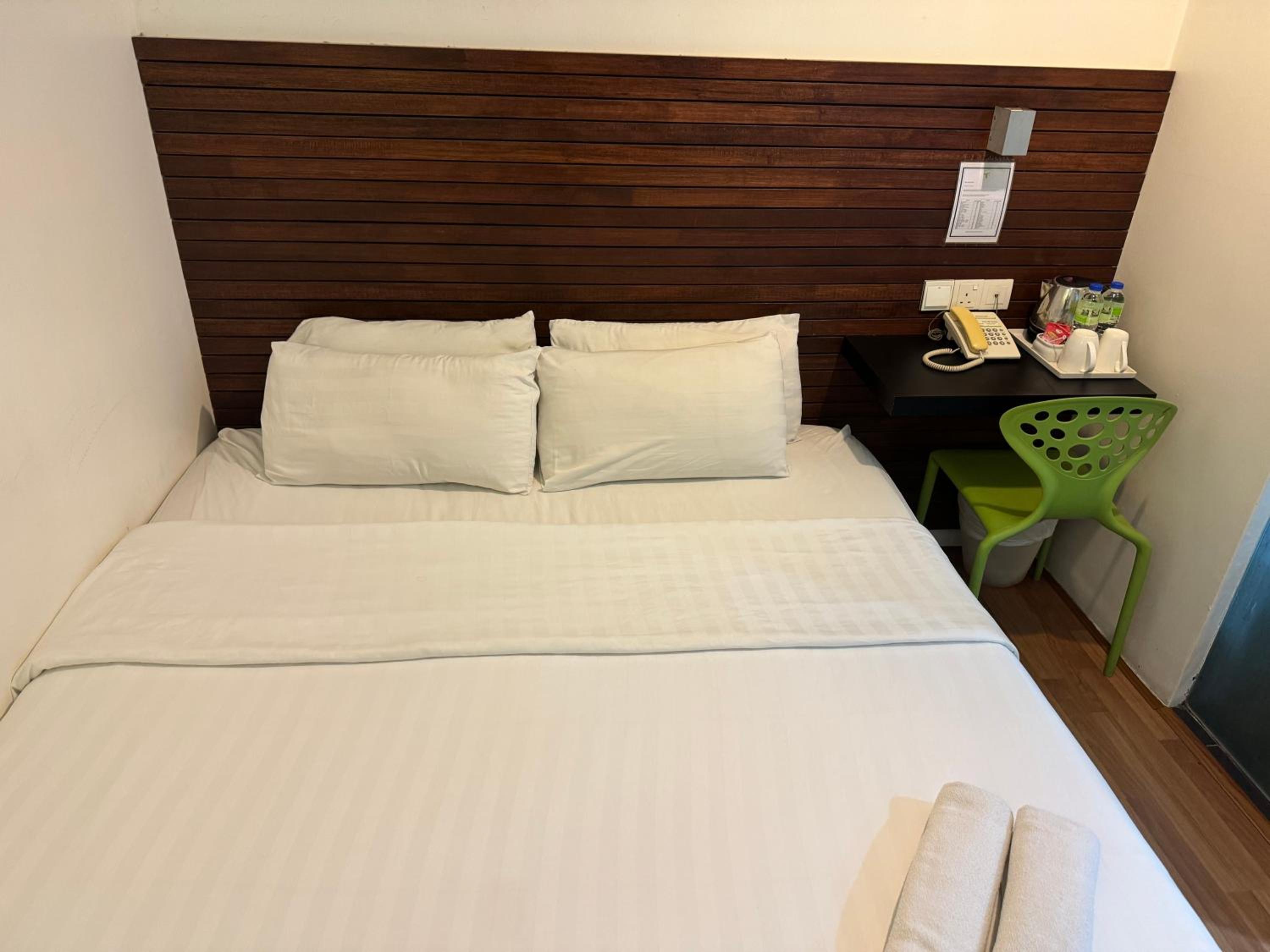 Standard Double Room - Without Window photo 2