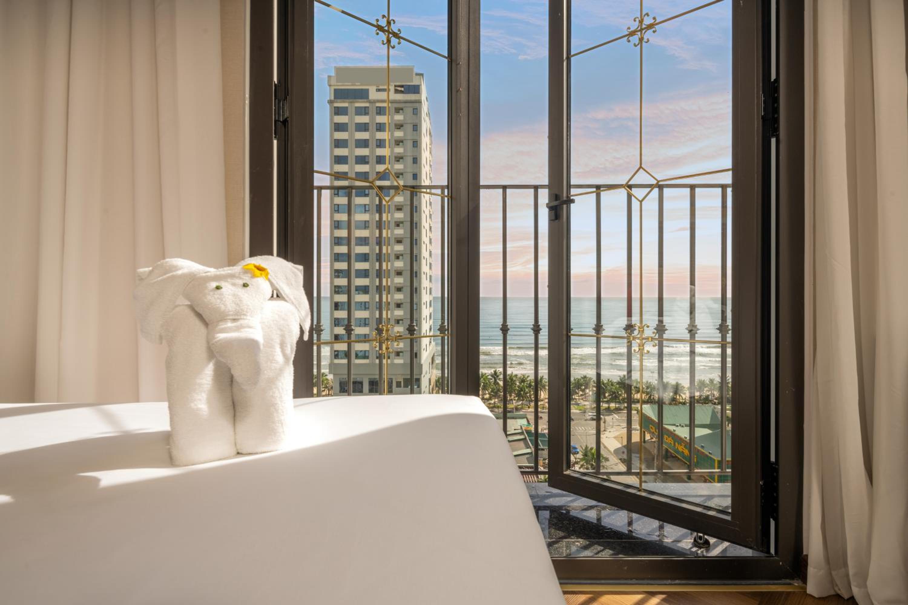Special Offer - Suite Bathtub with Balcony and Partial Sea View - Photo 6