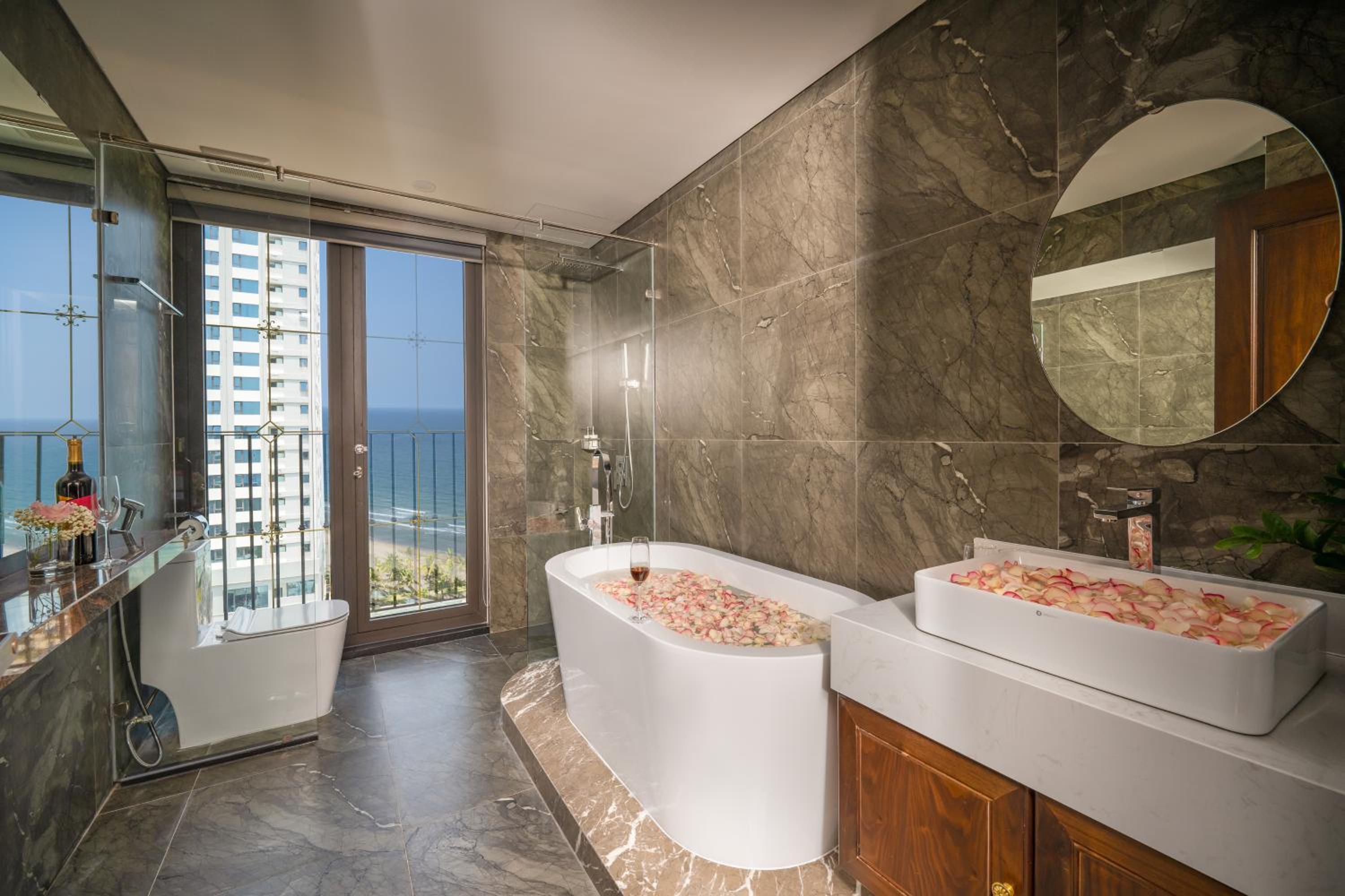 Special Offer - Suite Bathtub with Balcony and Partial Sea View - Photo 7