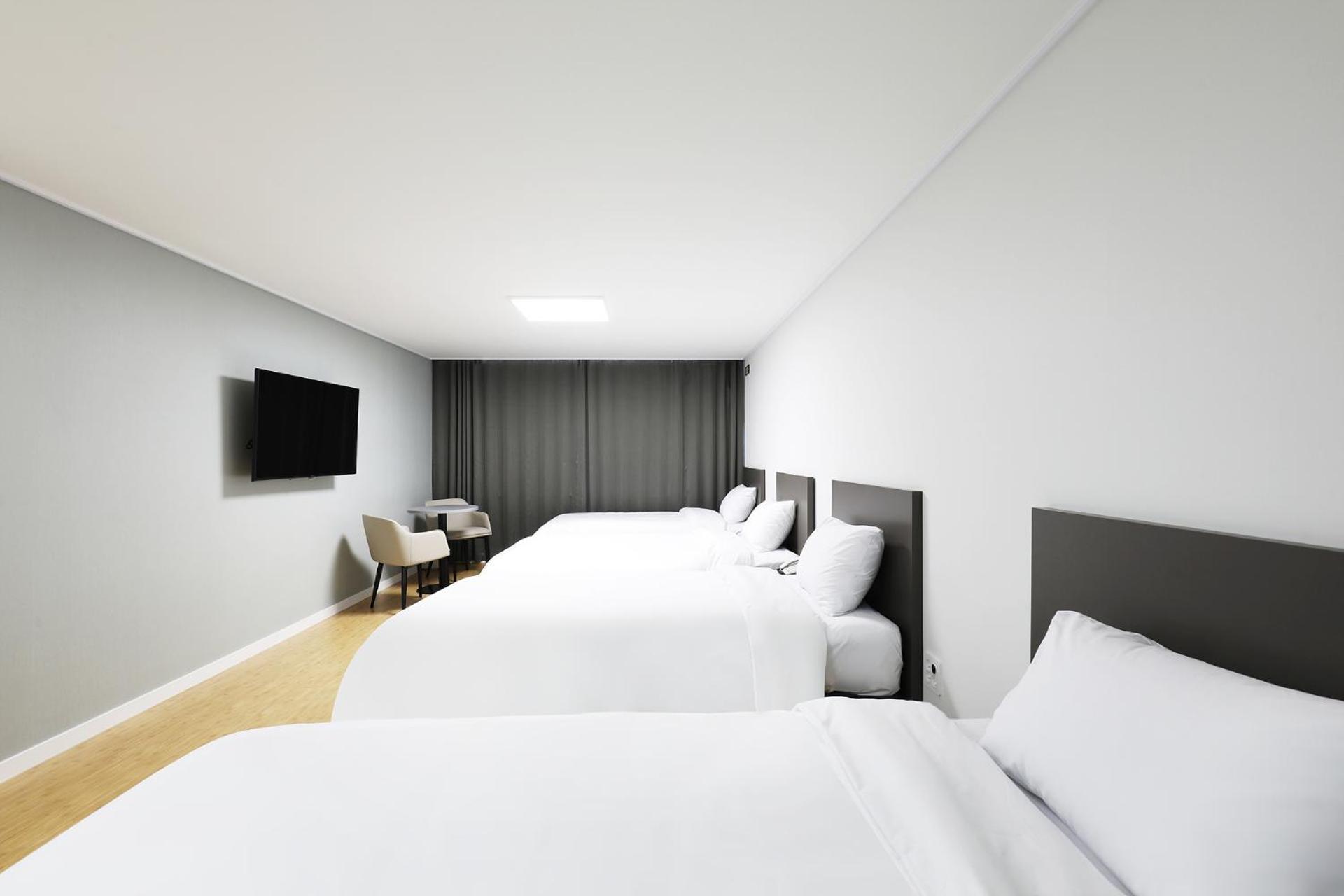Quadruple Room with Sea View - Photo 5