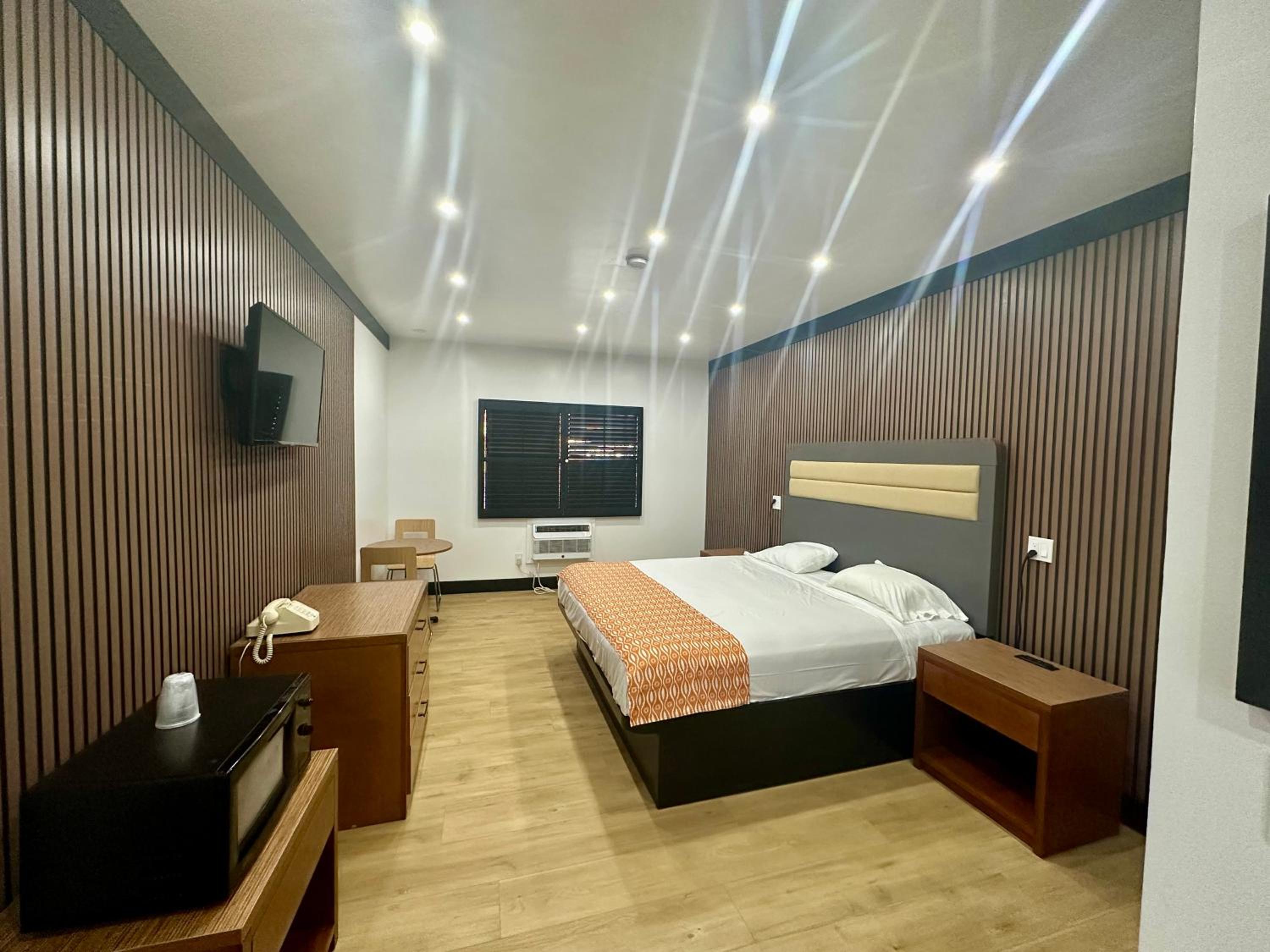 Deluxe King Room - Photo 1