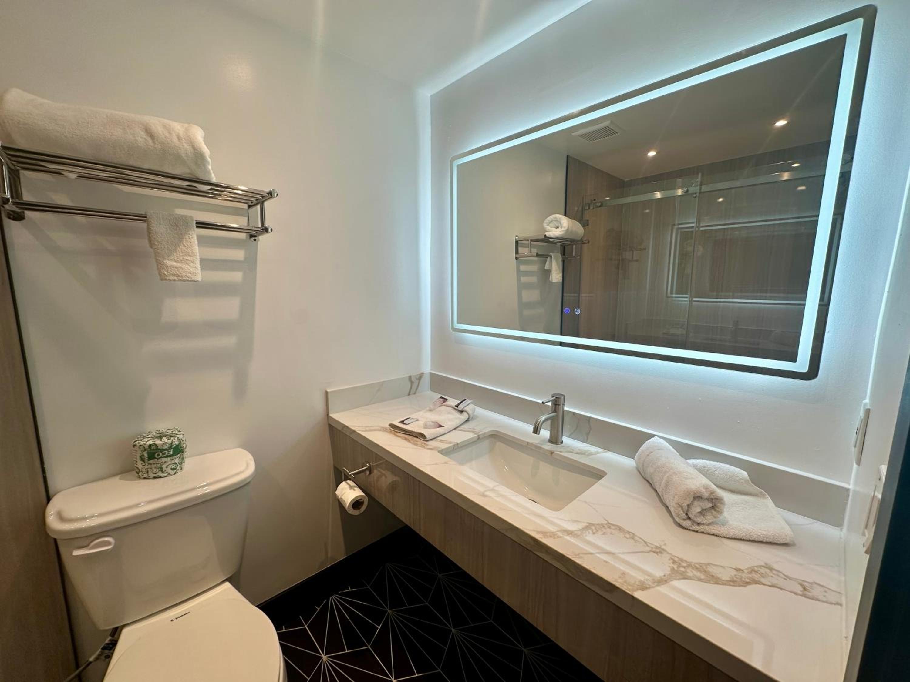Deluxe King Room - Photo 2