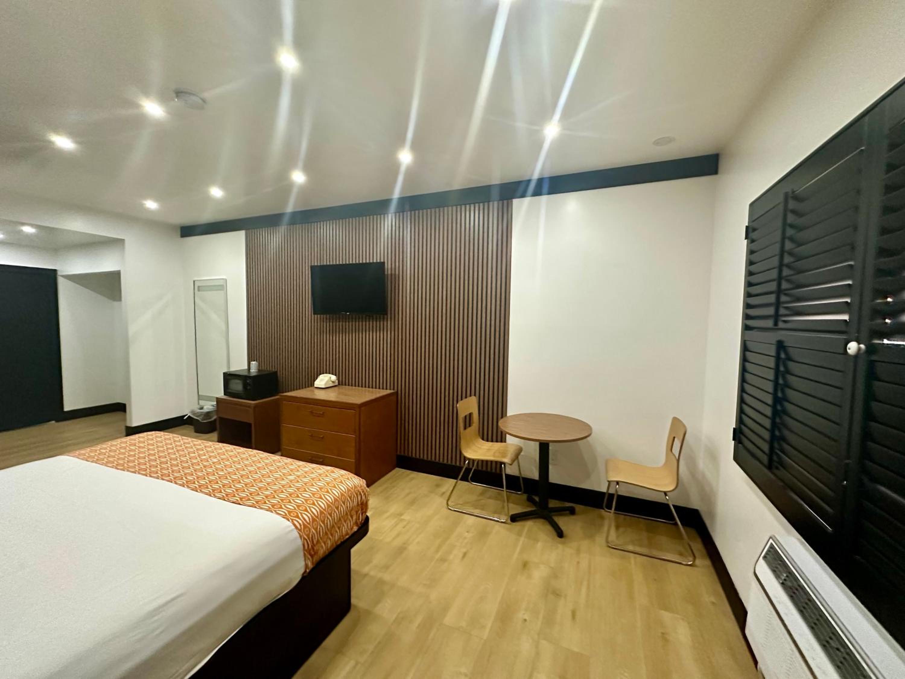 Deluxe King Room - Photo 5