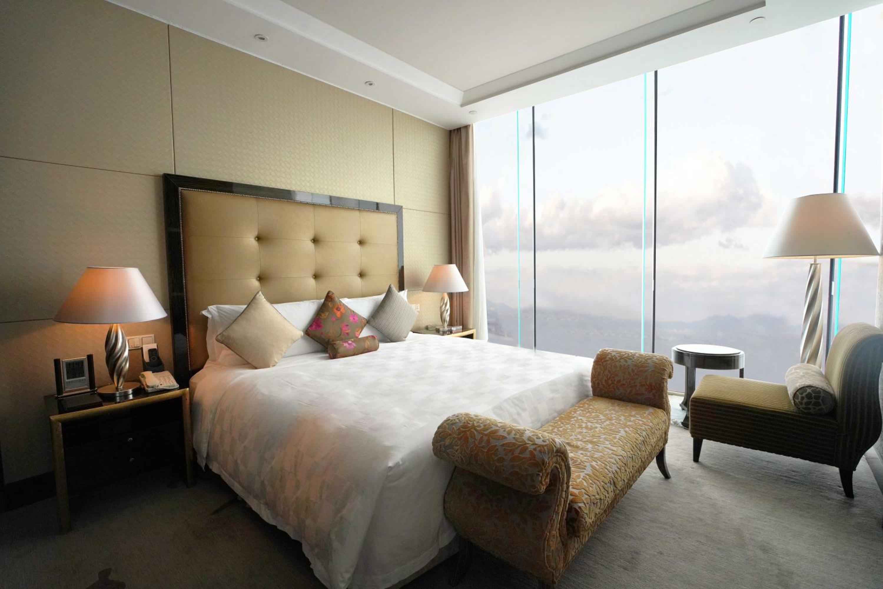 One-Bedroom Suite with Lounge Access - Smoking/High Floor