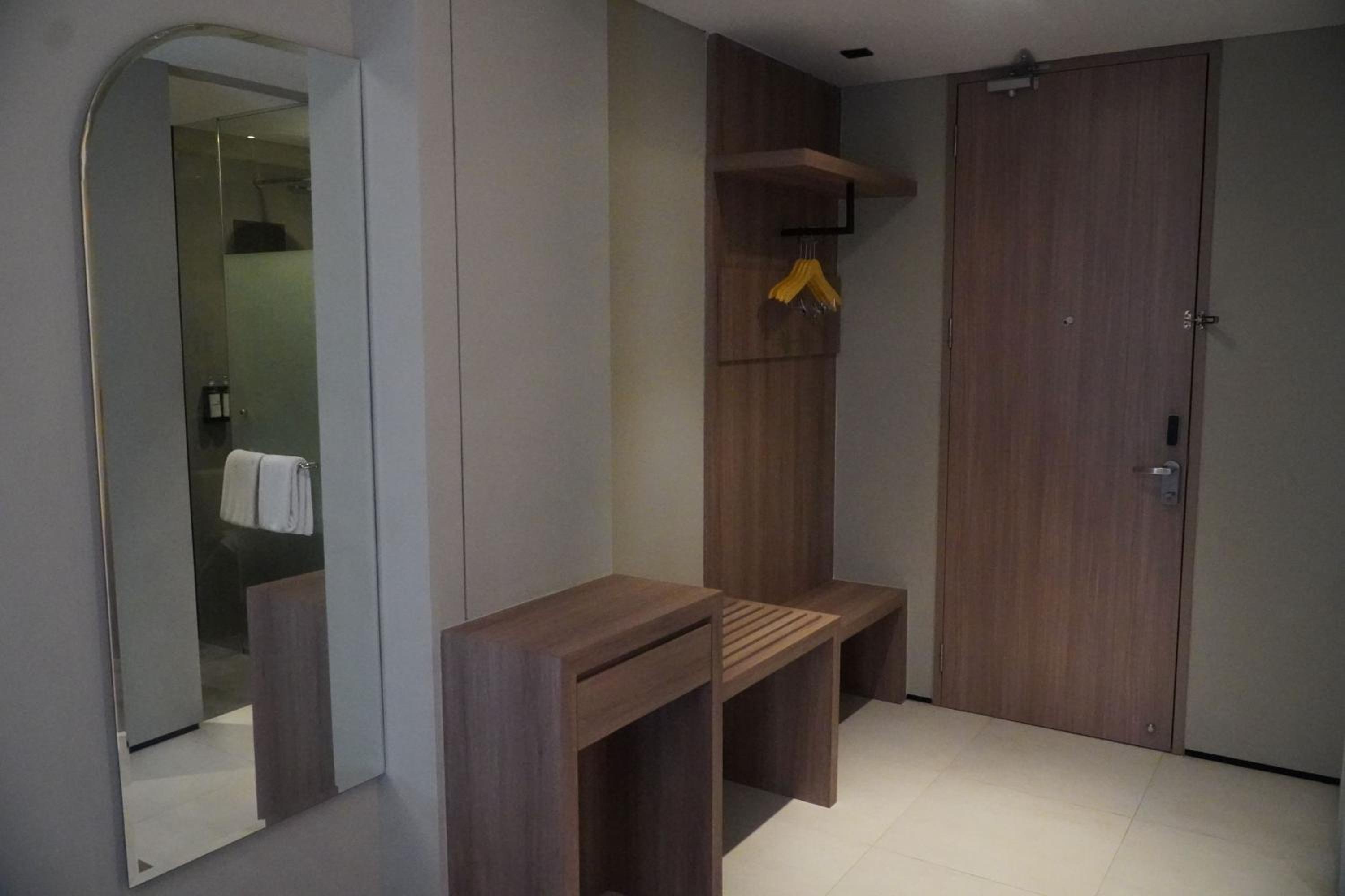 King Suite with Balcony - Photo 3