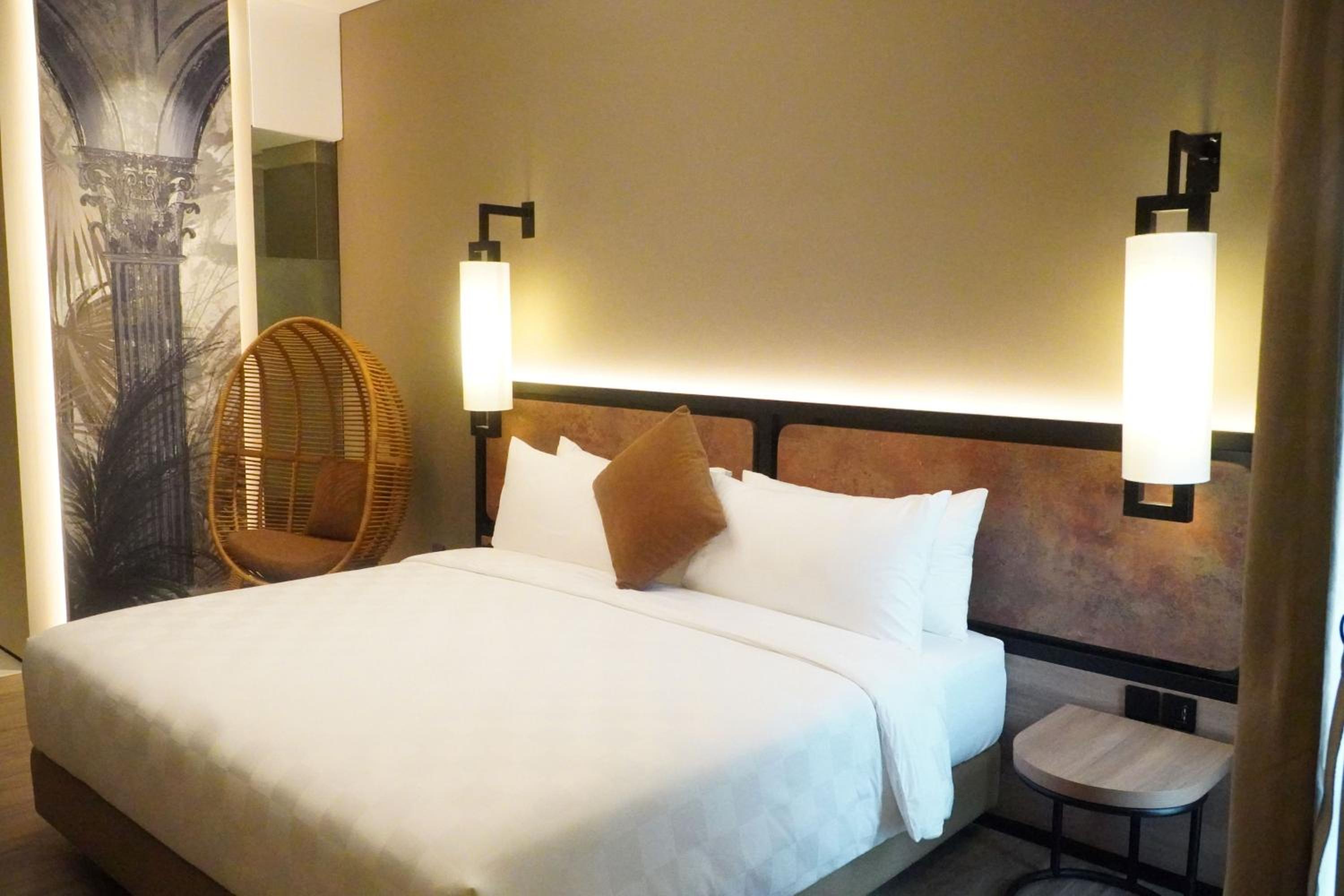 King Suite with Balcony - Photo 4