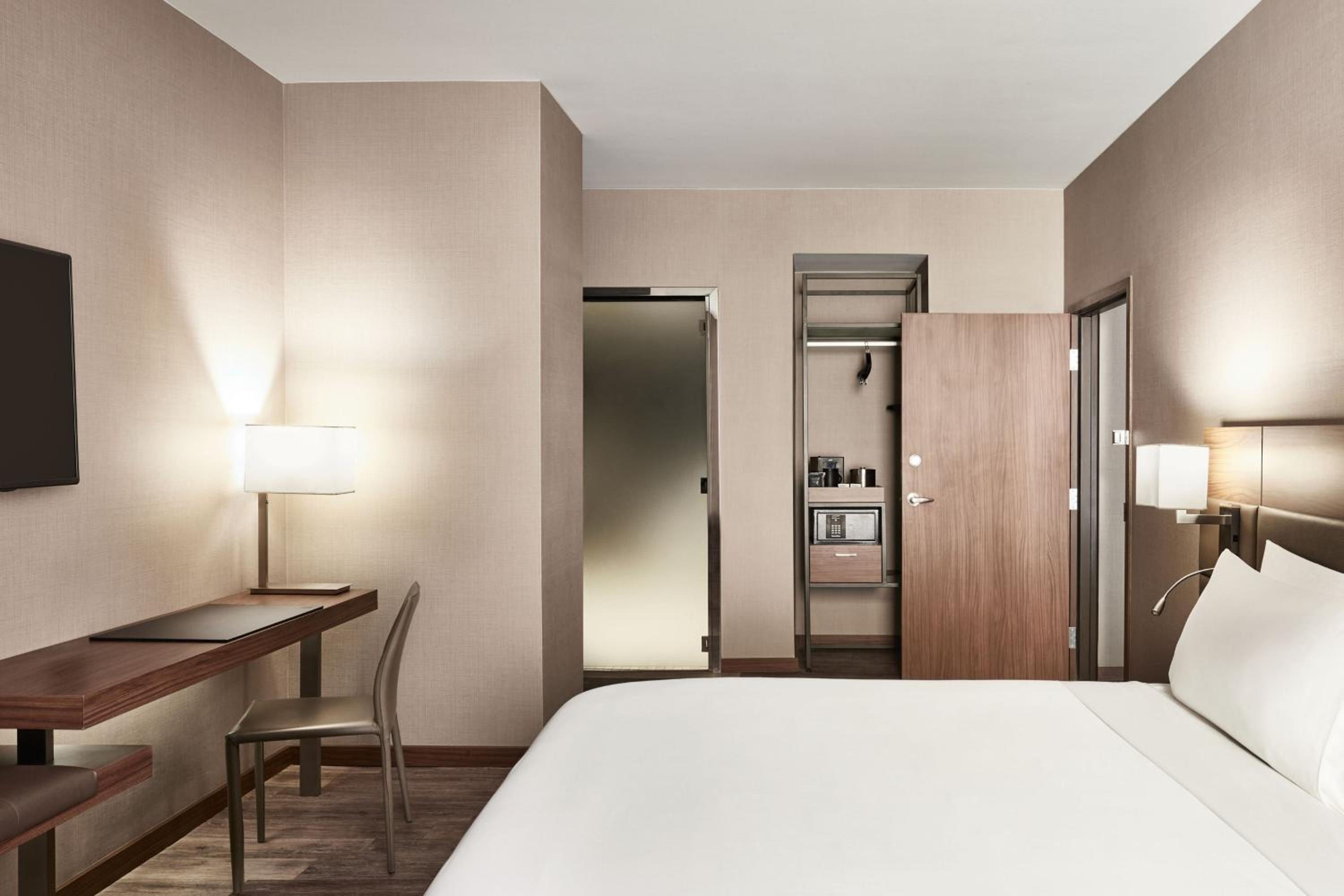 One-Bedroom King Suite with Sofa Bed - Photo 4