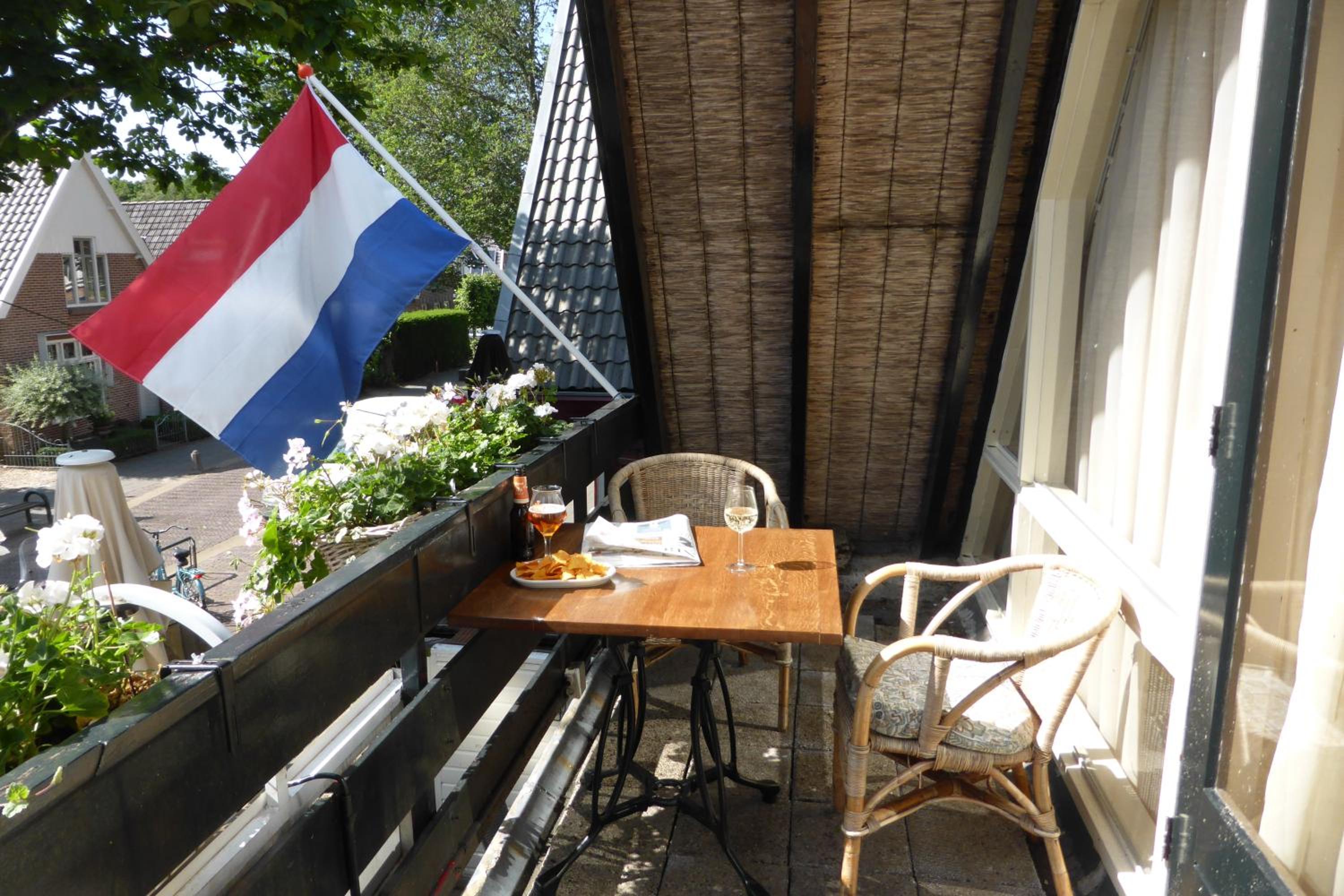 Room with direct access to the roof terrace at the back - Photo 10