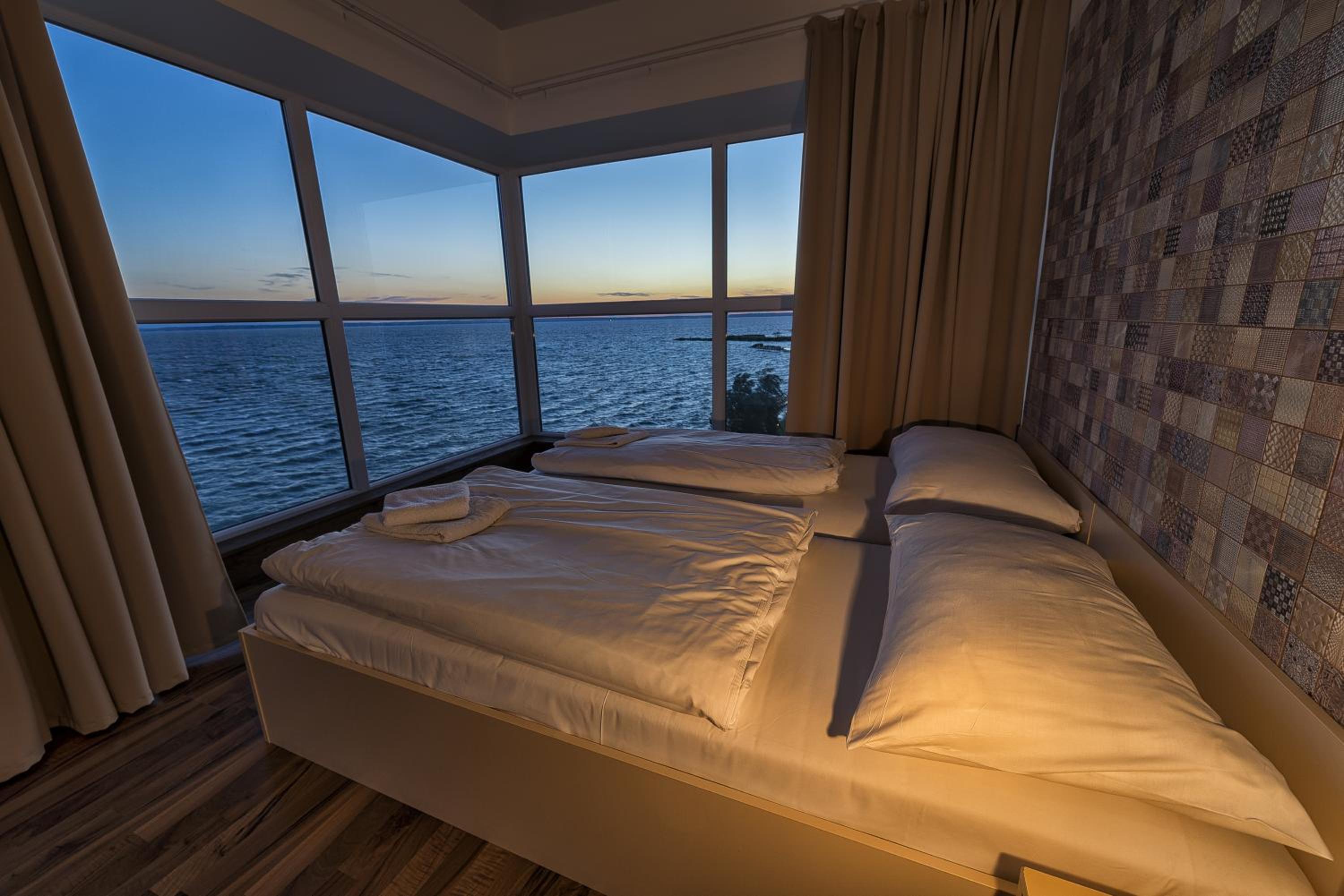 Family Room with Lake View photo 1
