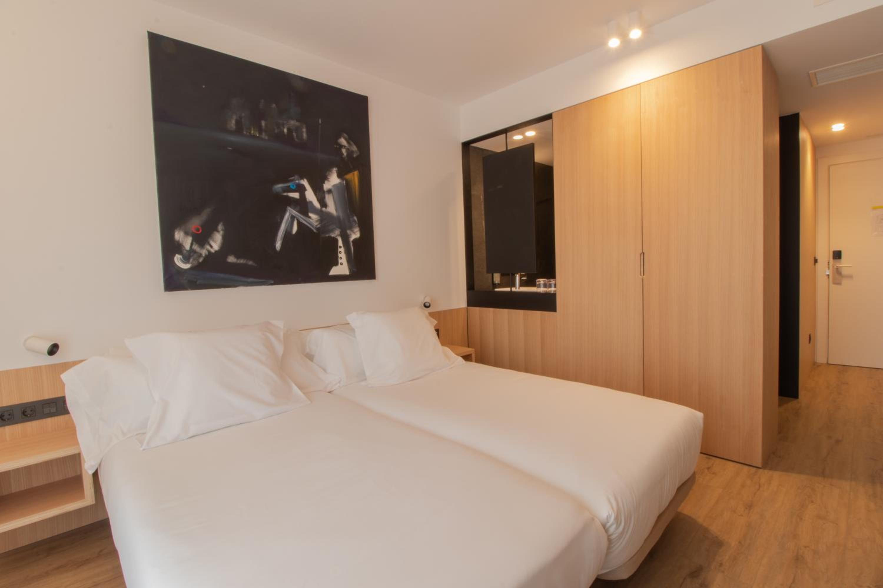Twin Room with Balcony photo 3