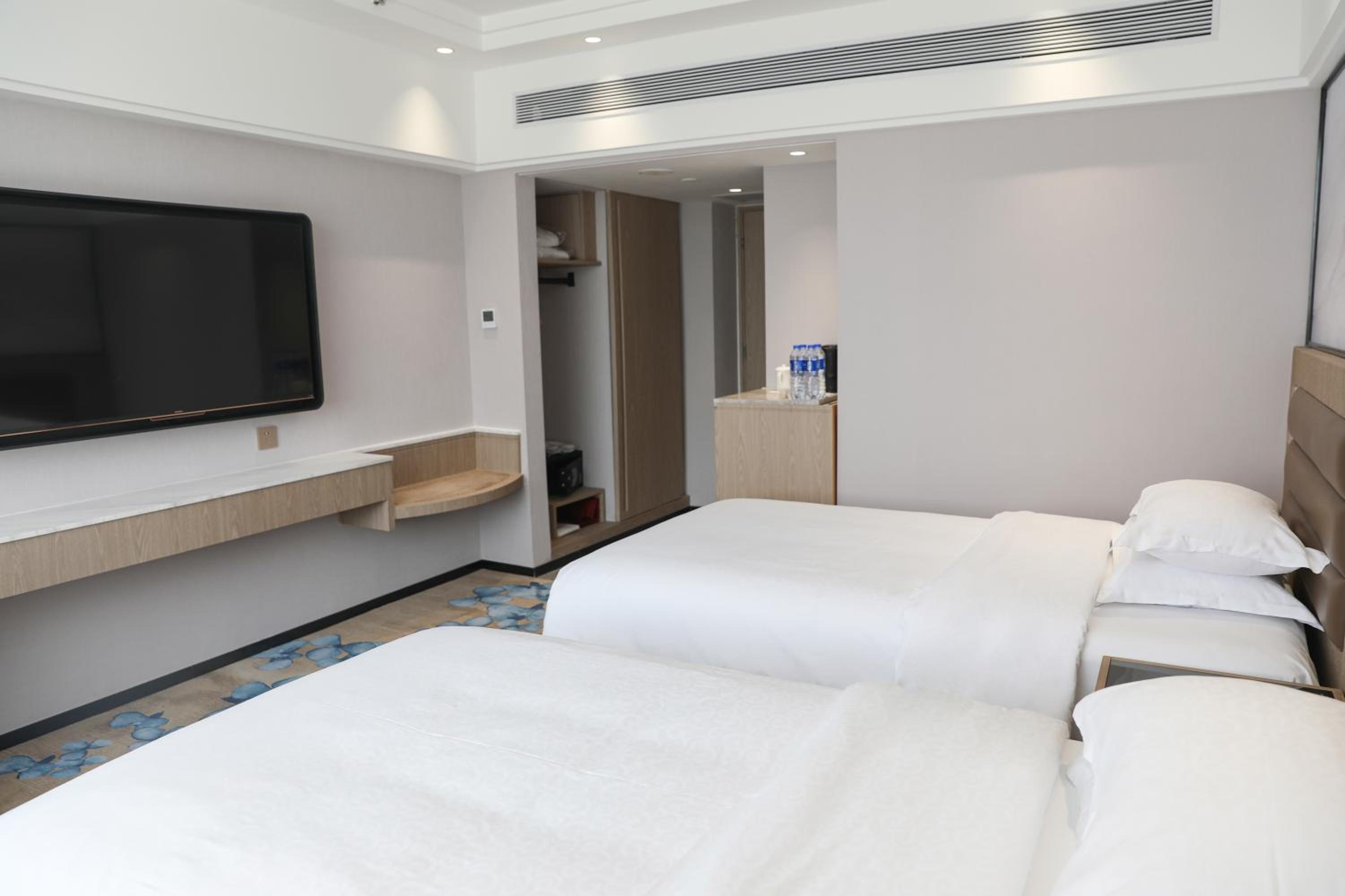 Elegant City View Room（Twin Bed） - Photo 1