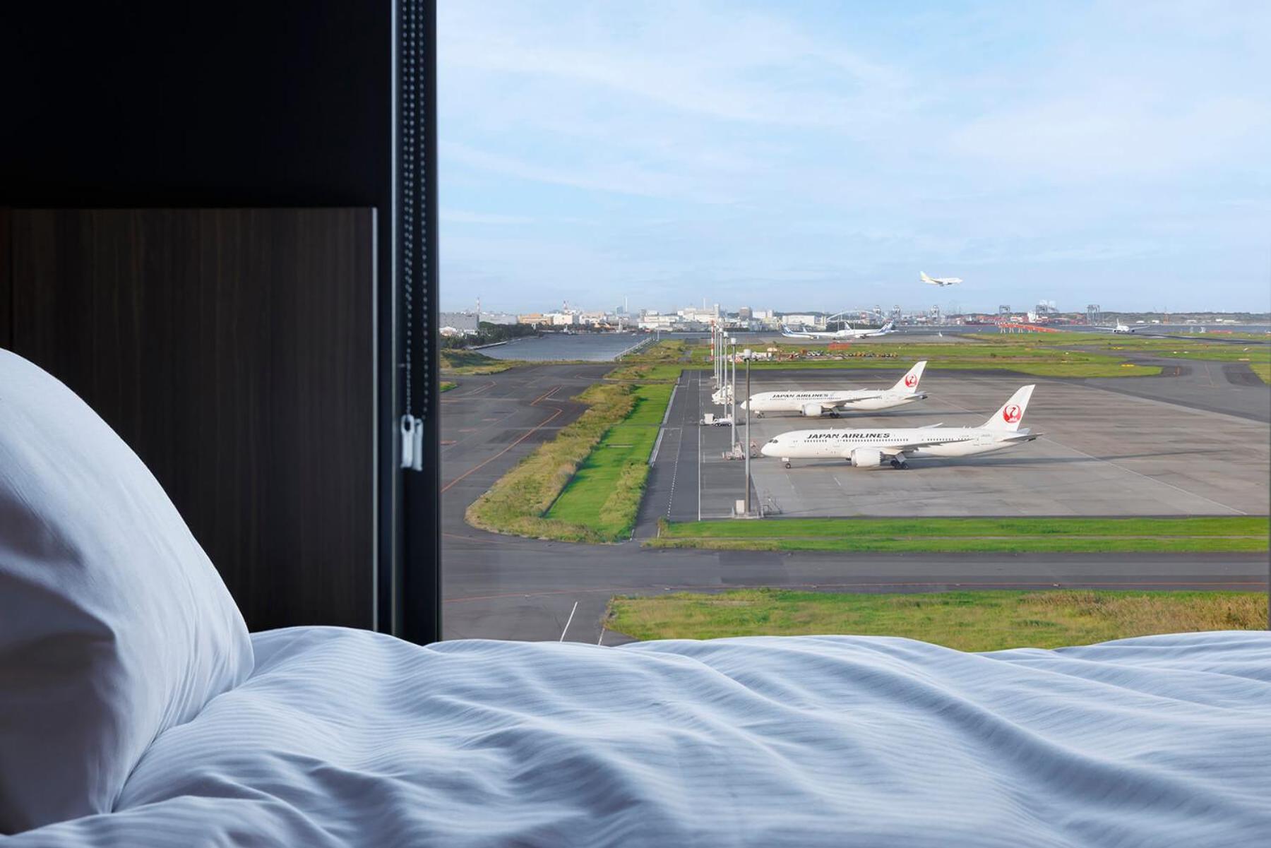 Superior Twin - Airport Side (1 Adult)