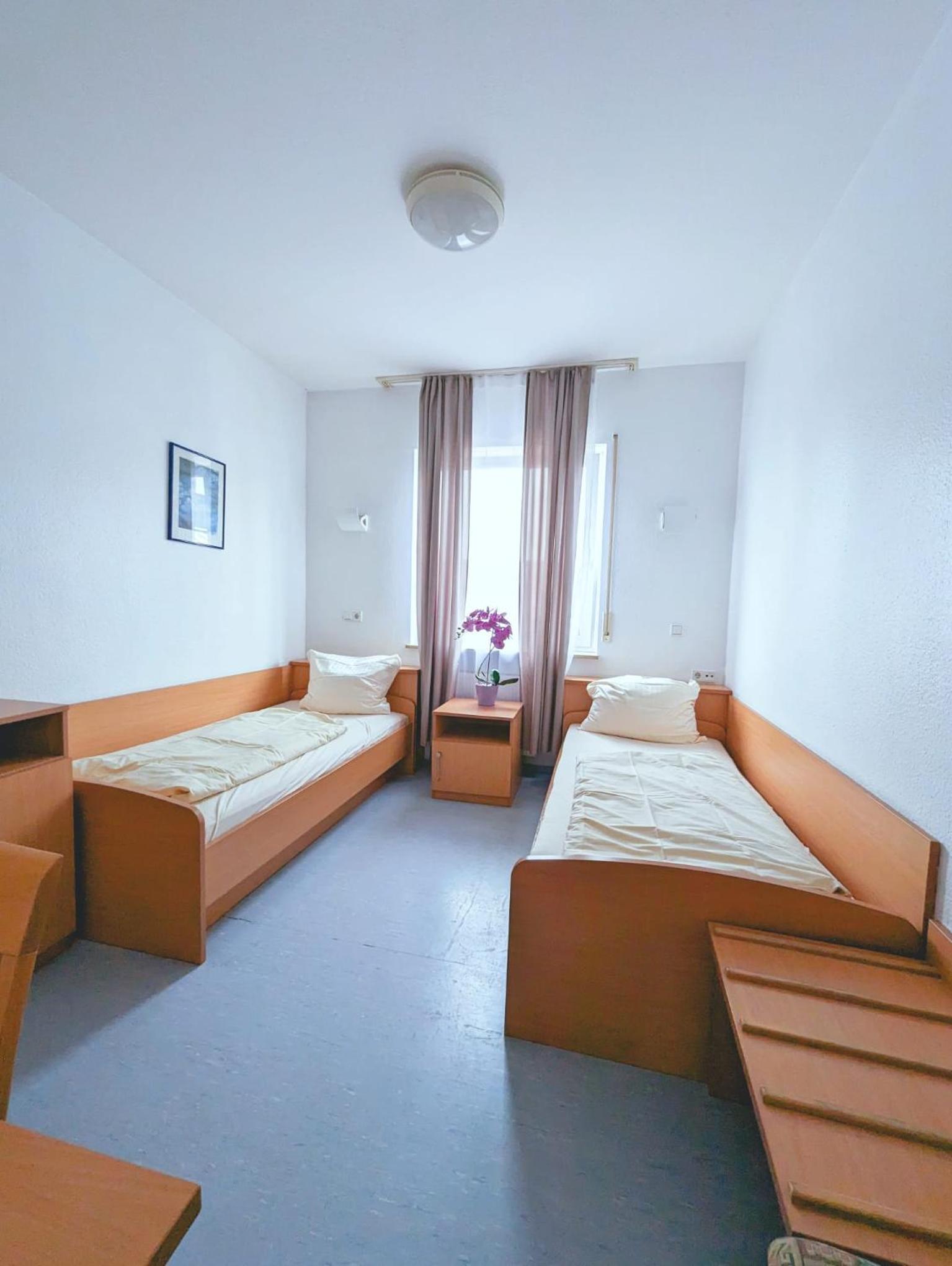 Twin Room with Private Bathroom - Photo 1