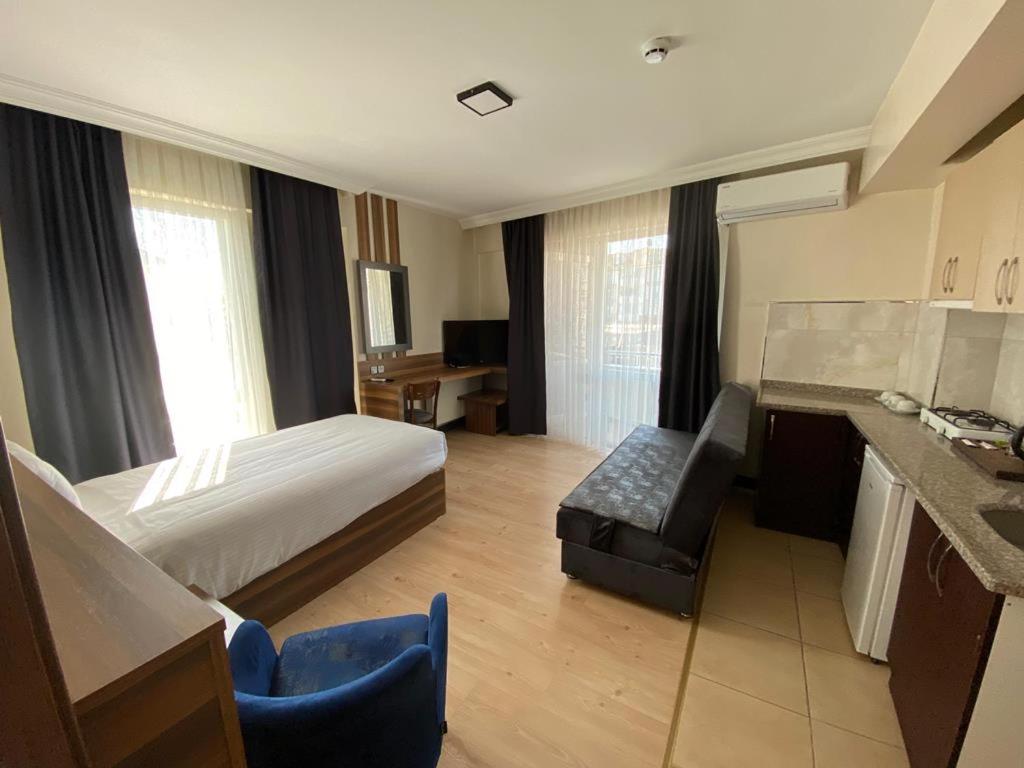 Family Suite with Balcony - Photo 4