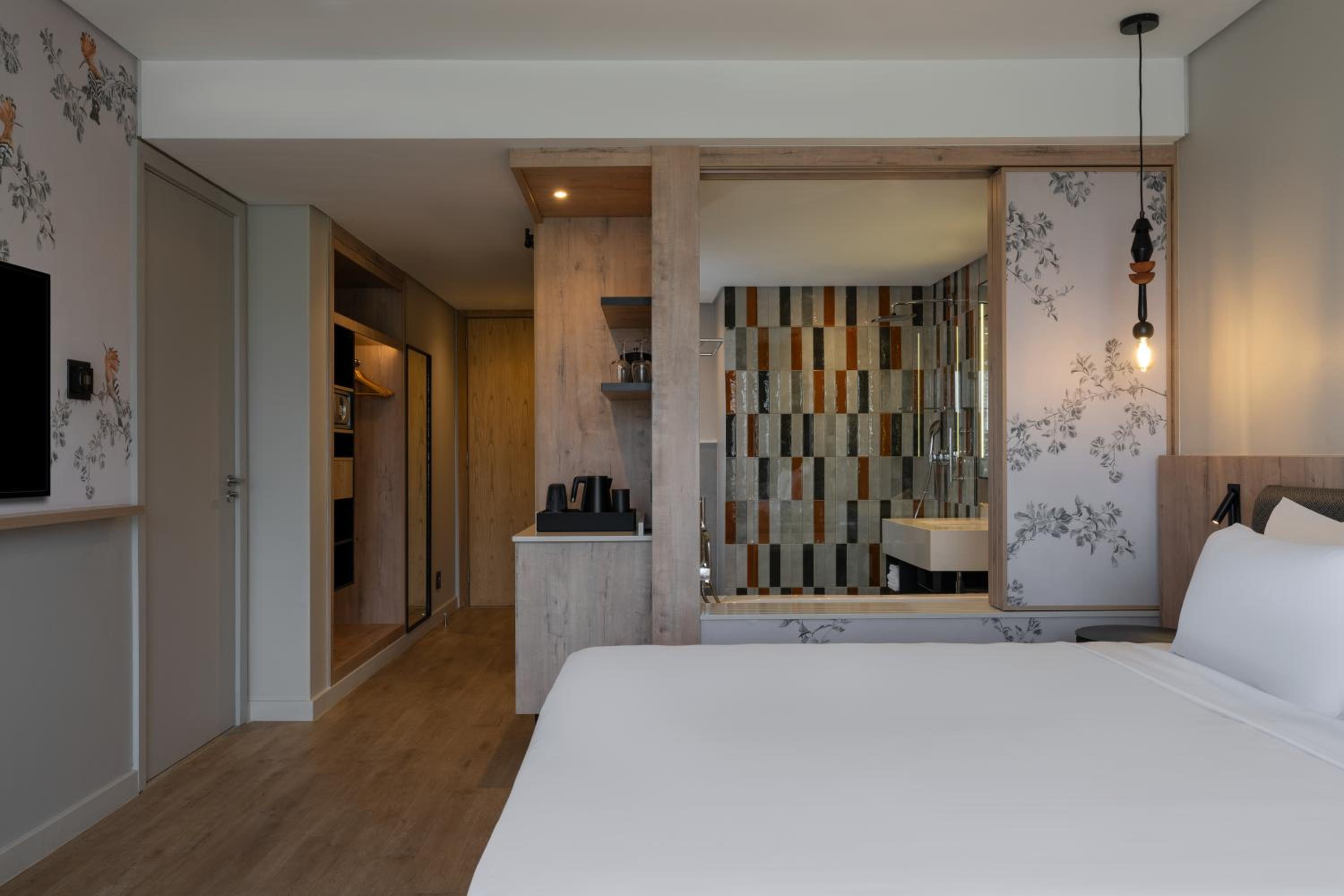 Family Stay with Two Connected Rooms - Photo 5