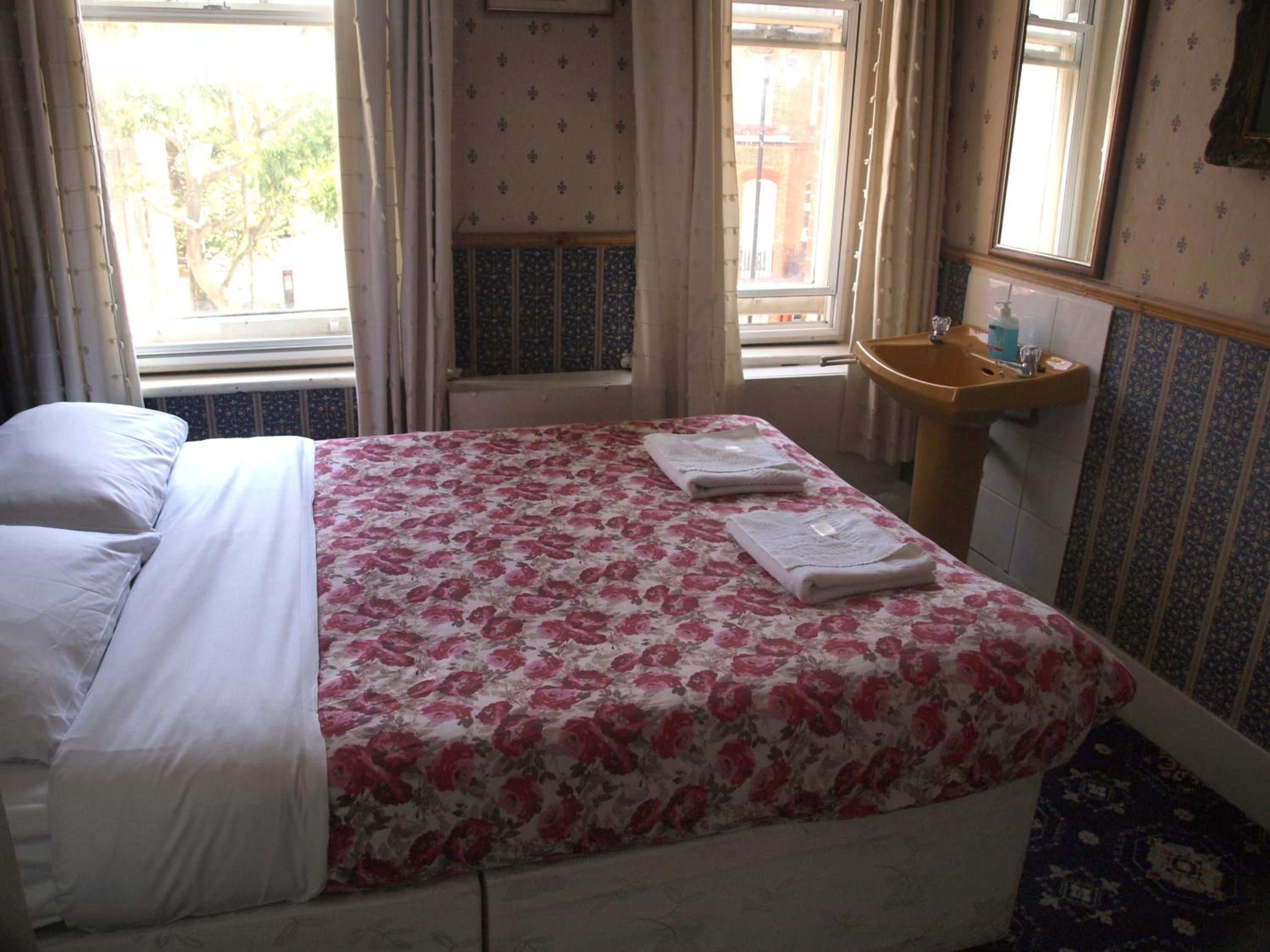 Basic Double Room with Shared Bathroom photo 2