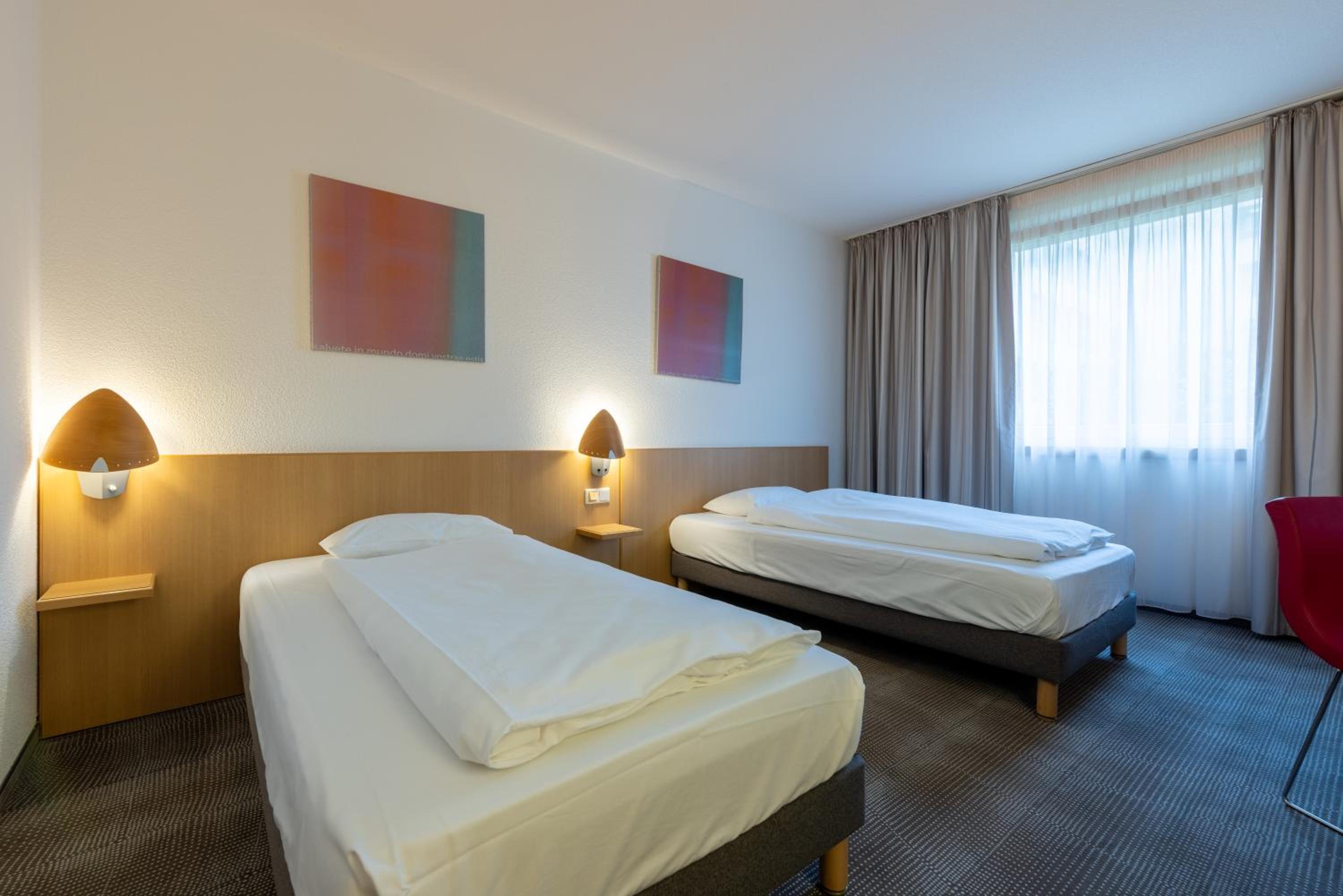Standard Twin Room - Photo 7