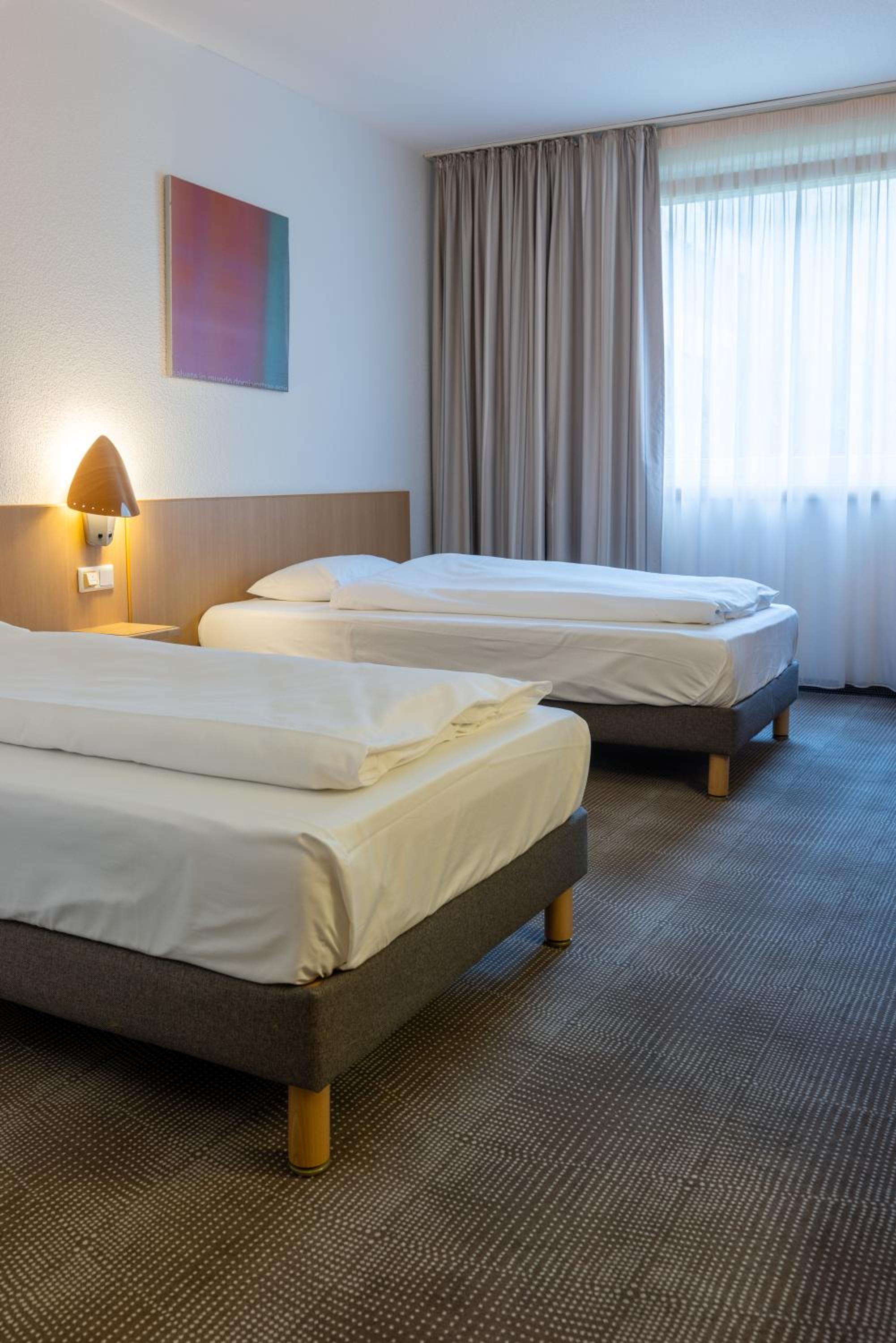 Standard Twin Room - Photo 4