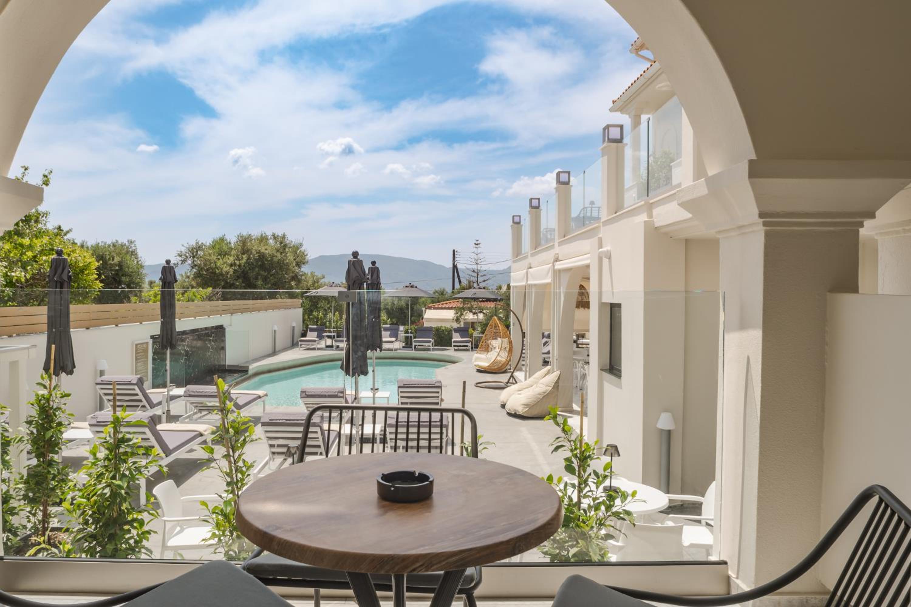 Junior Suite Pool View photo 2
