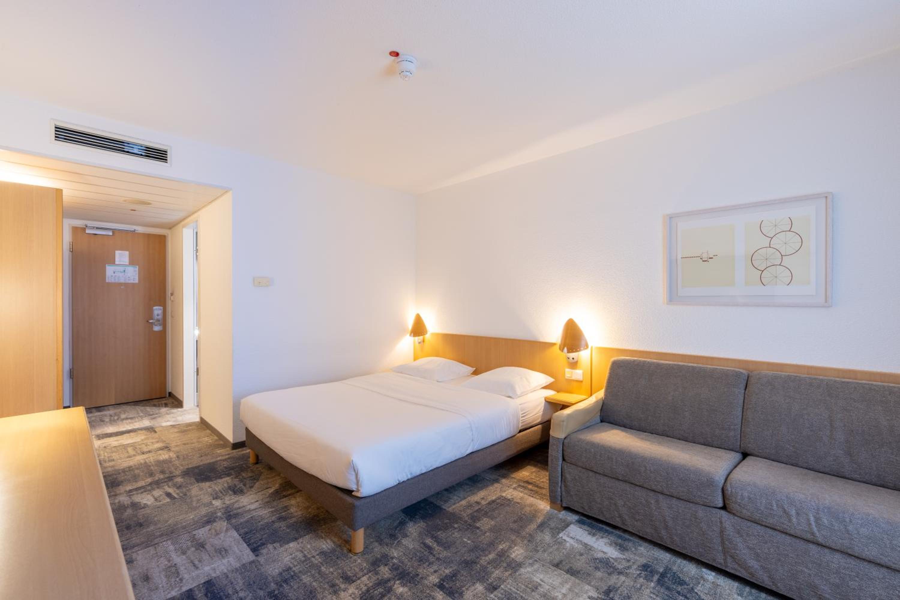 Standard Double Room - Photo 9