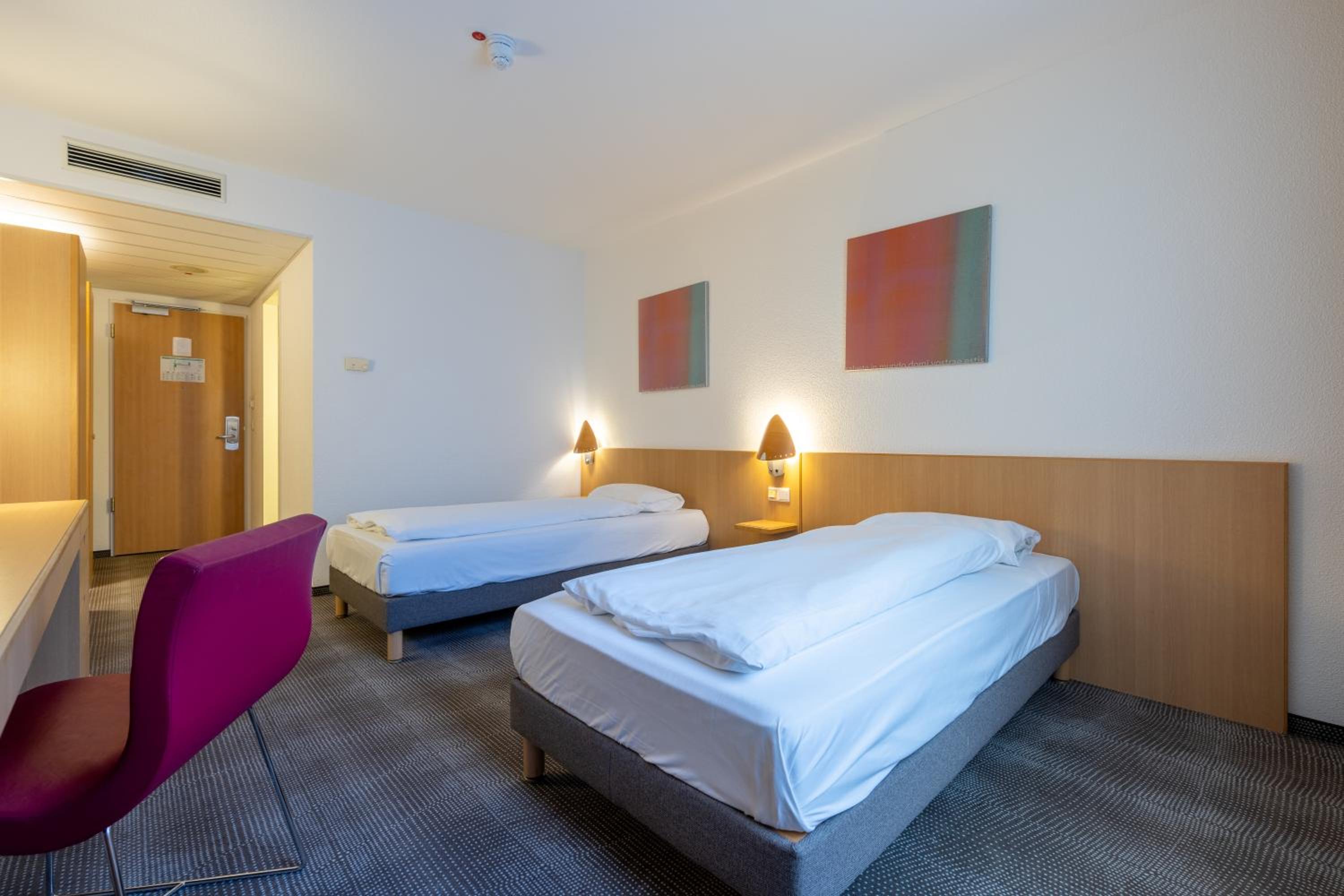 Standard Twin Room - Photo 3