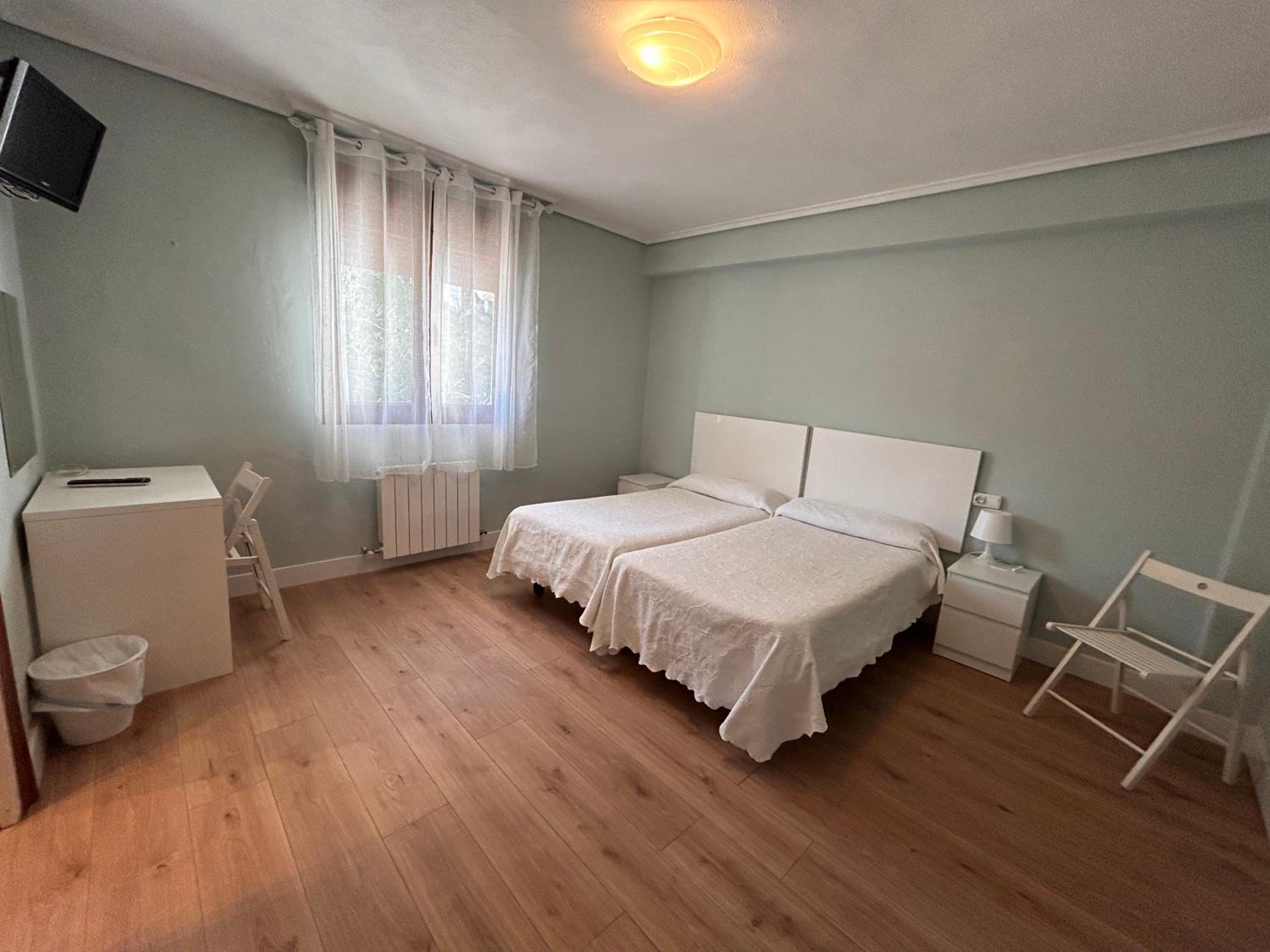 Standard Twin Room - Photo 7