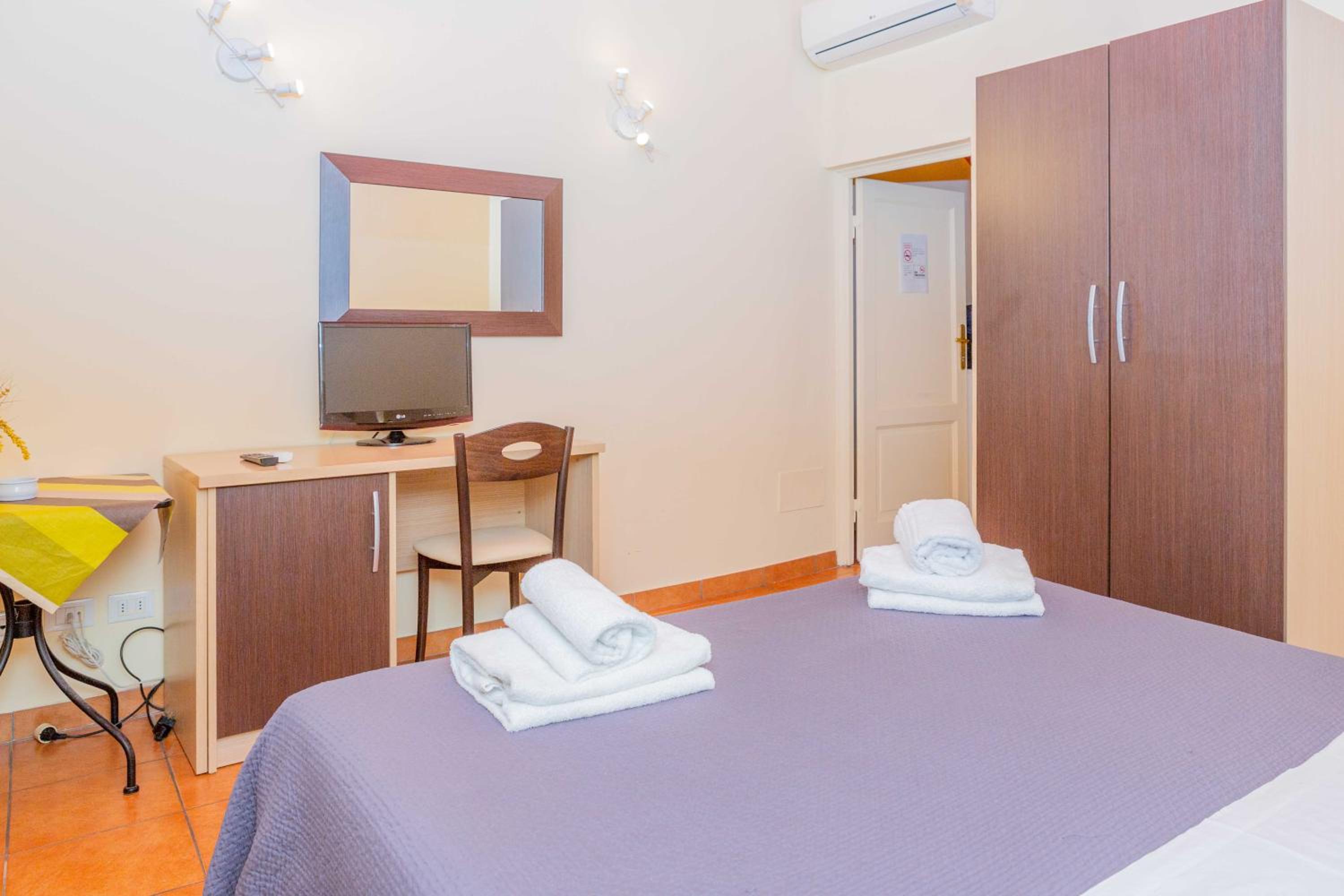Double Room with Private External Bathroom photo 3