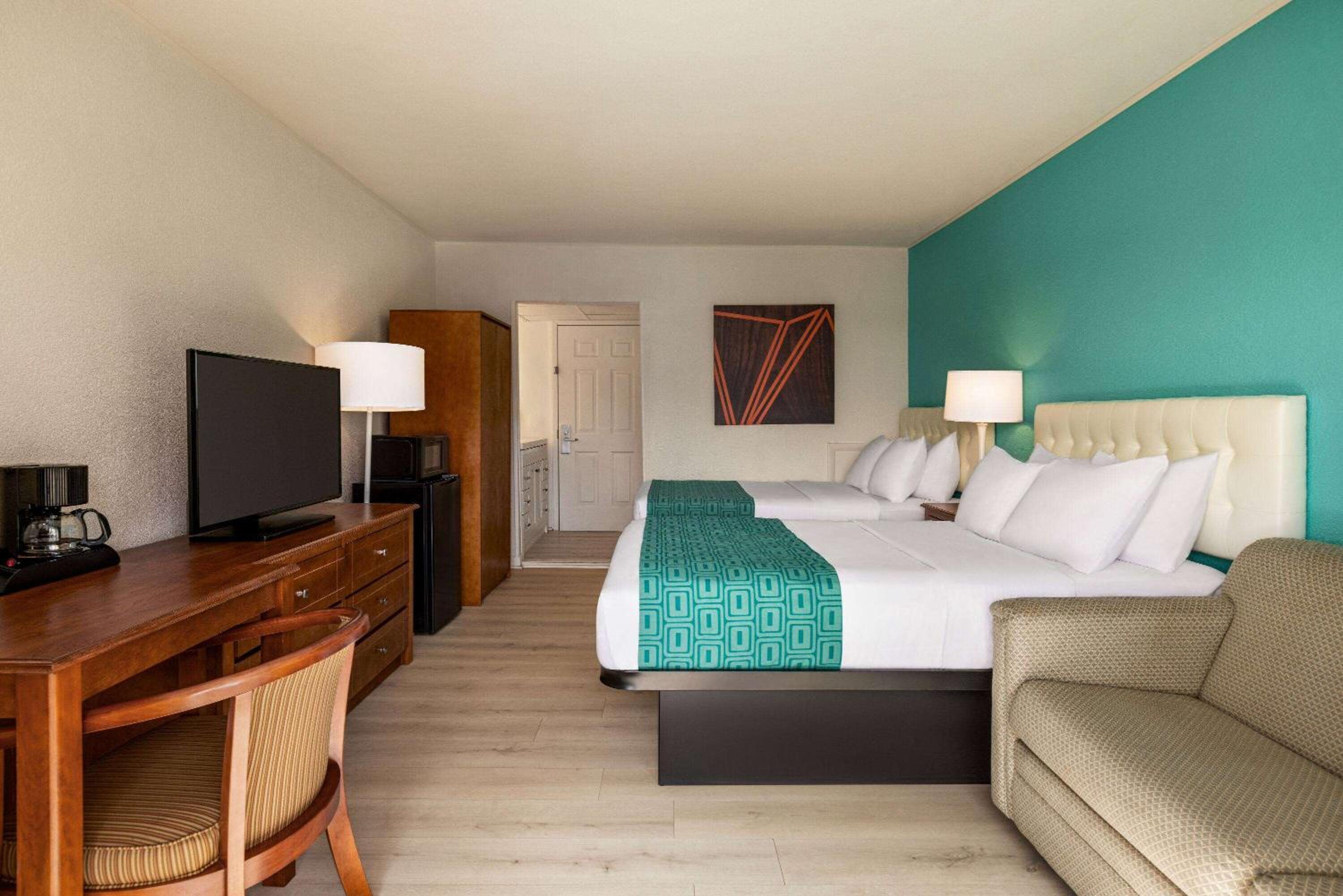 Room with Two Double Beds and Partial Ocean View - Non Smoking - Photo 1
