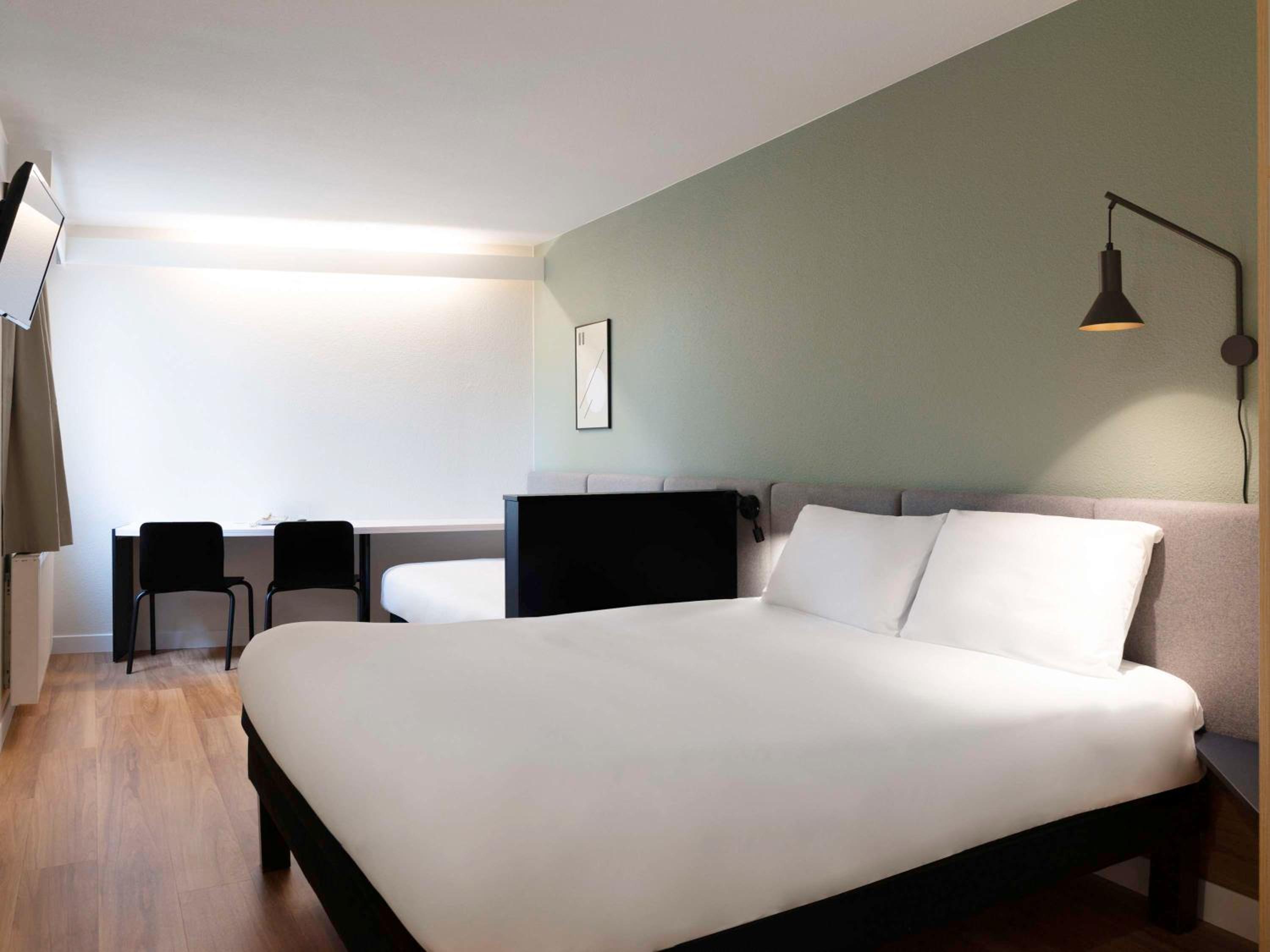 Standard Room with Double Bed and Twin Beds photo 1