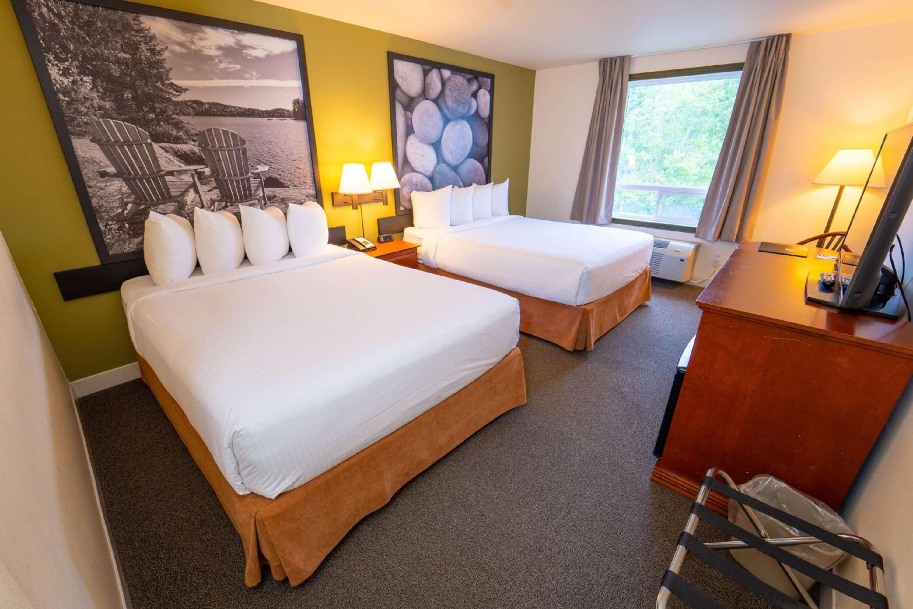 Queen Room with Two Queen Beds - Non-Smoking - Photo 1