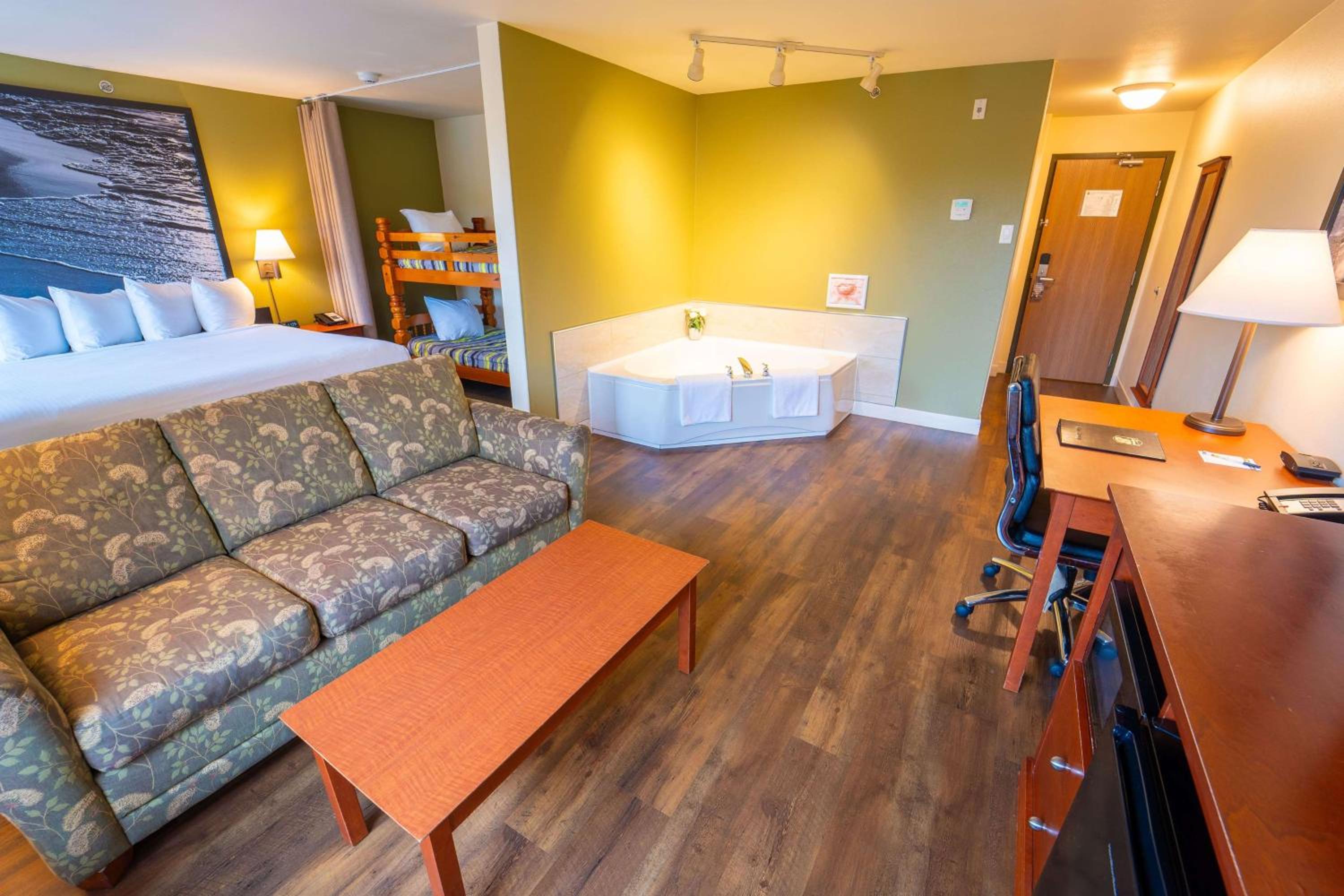 Jacuzzi Suite - Non-Smoking - Photo 1
