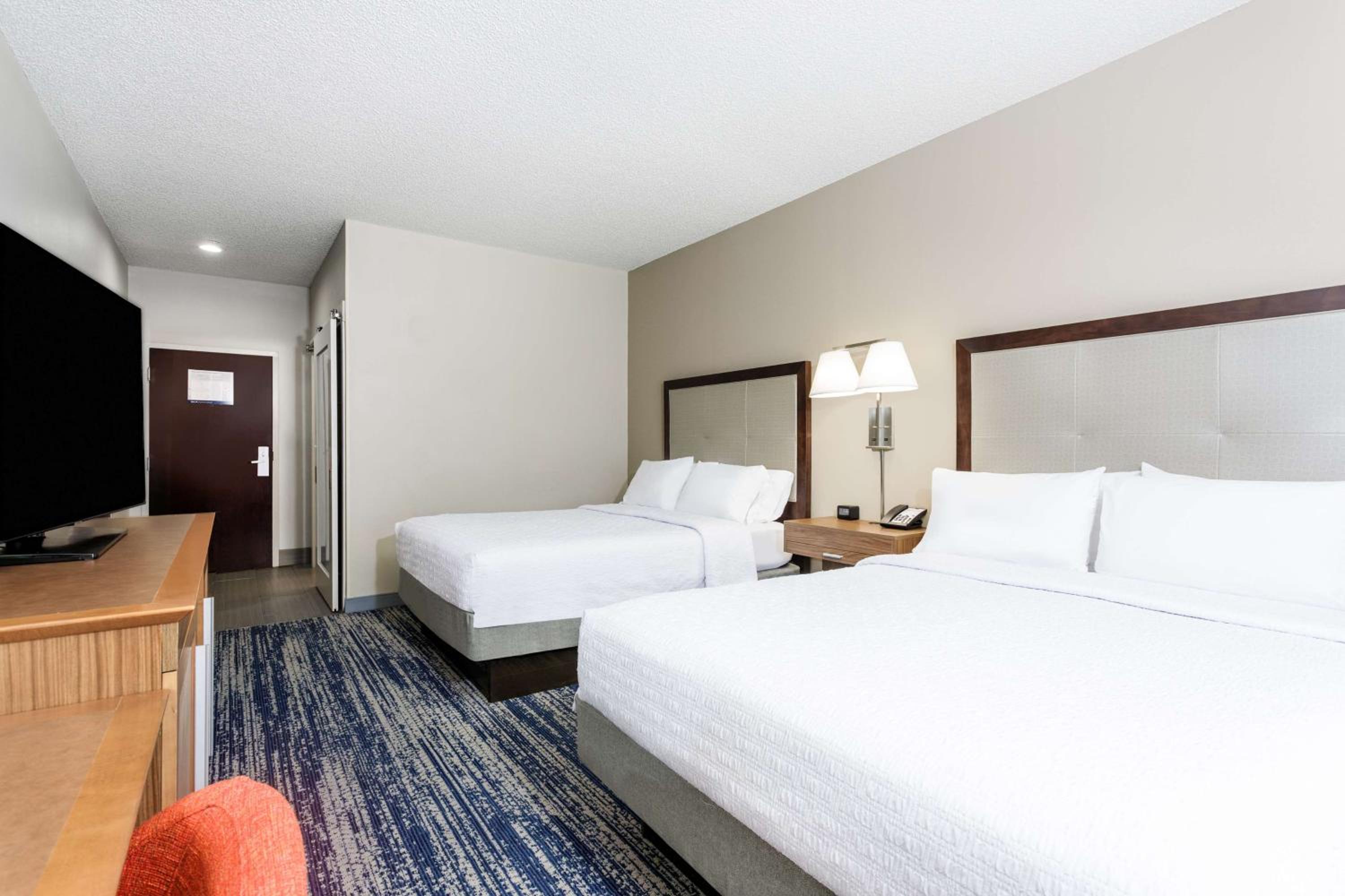 Queen Room with Two Queen Beds - Non-Smoking - Photo 4