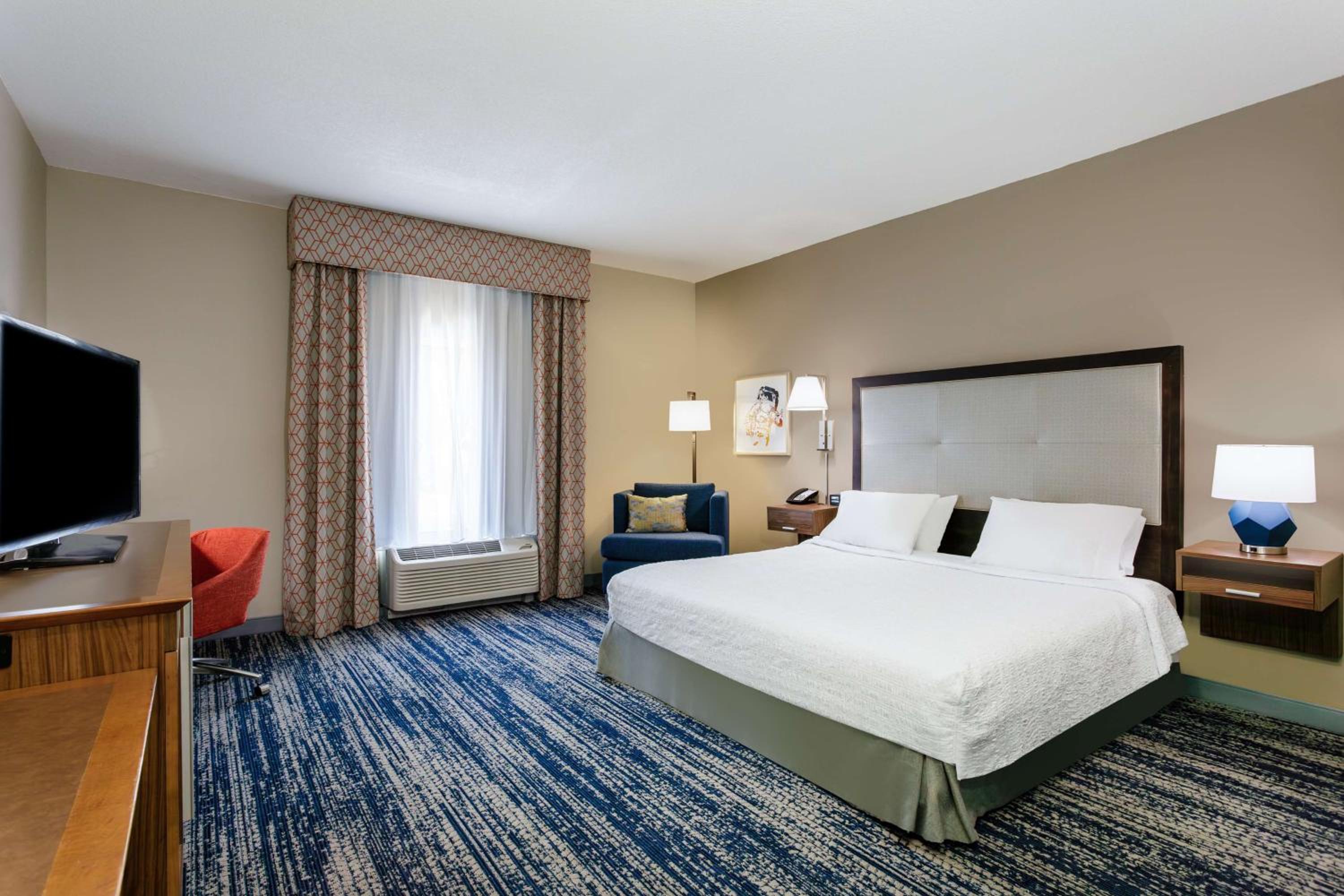 King Room with Accessible Tub - Mobility and Hearing Access/Non-Smoking - Photo 4