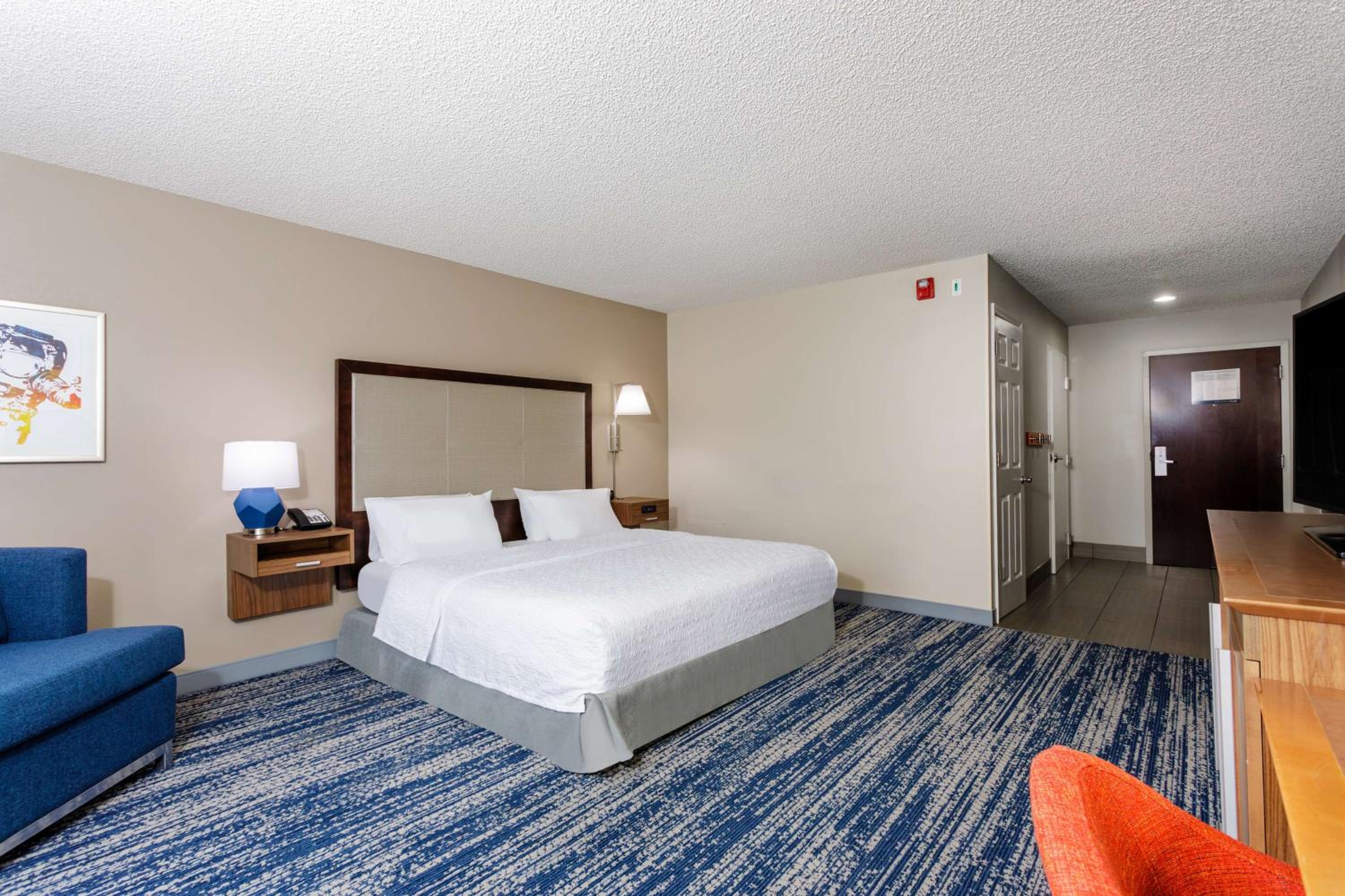 King Room with Accessible Tub - Mobility and Hearing Access/Non-Smoking - Photo 5