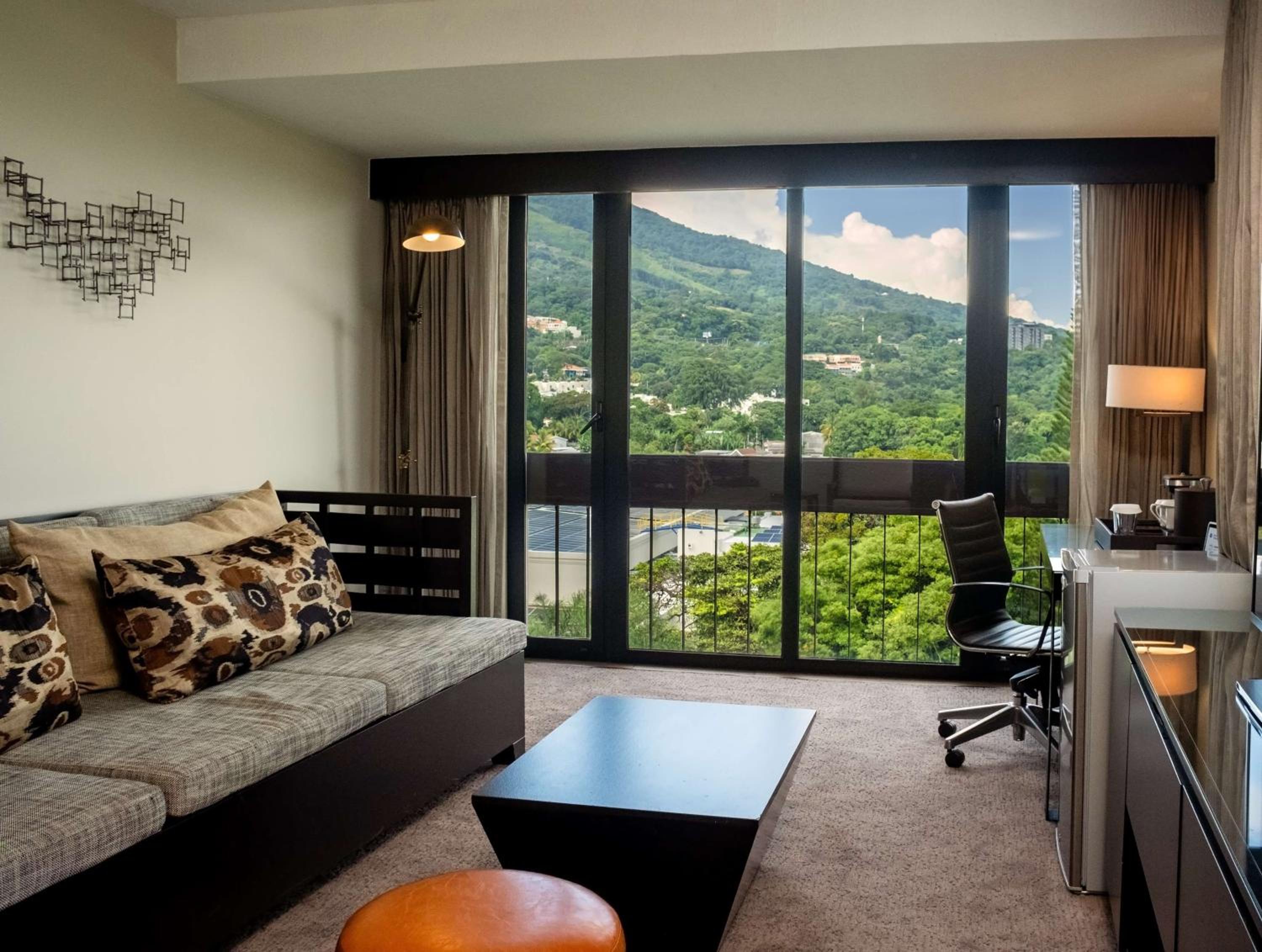 One-Bedroom King Suite with Volcano View - Photo 2