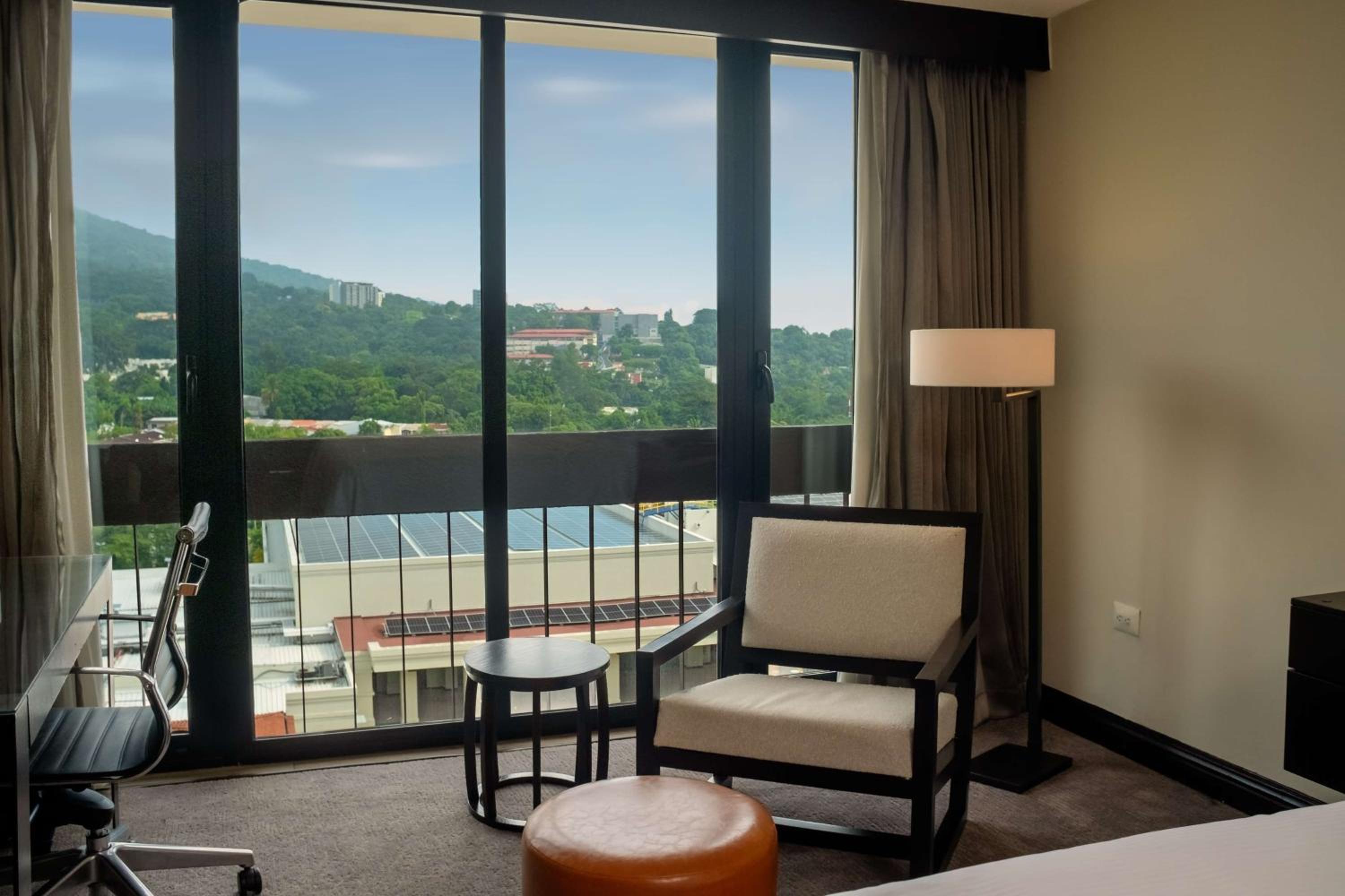 King Room with Volcano View - Executive Floor - Photo 2
