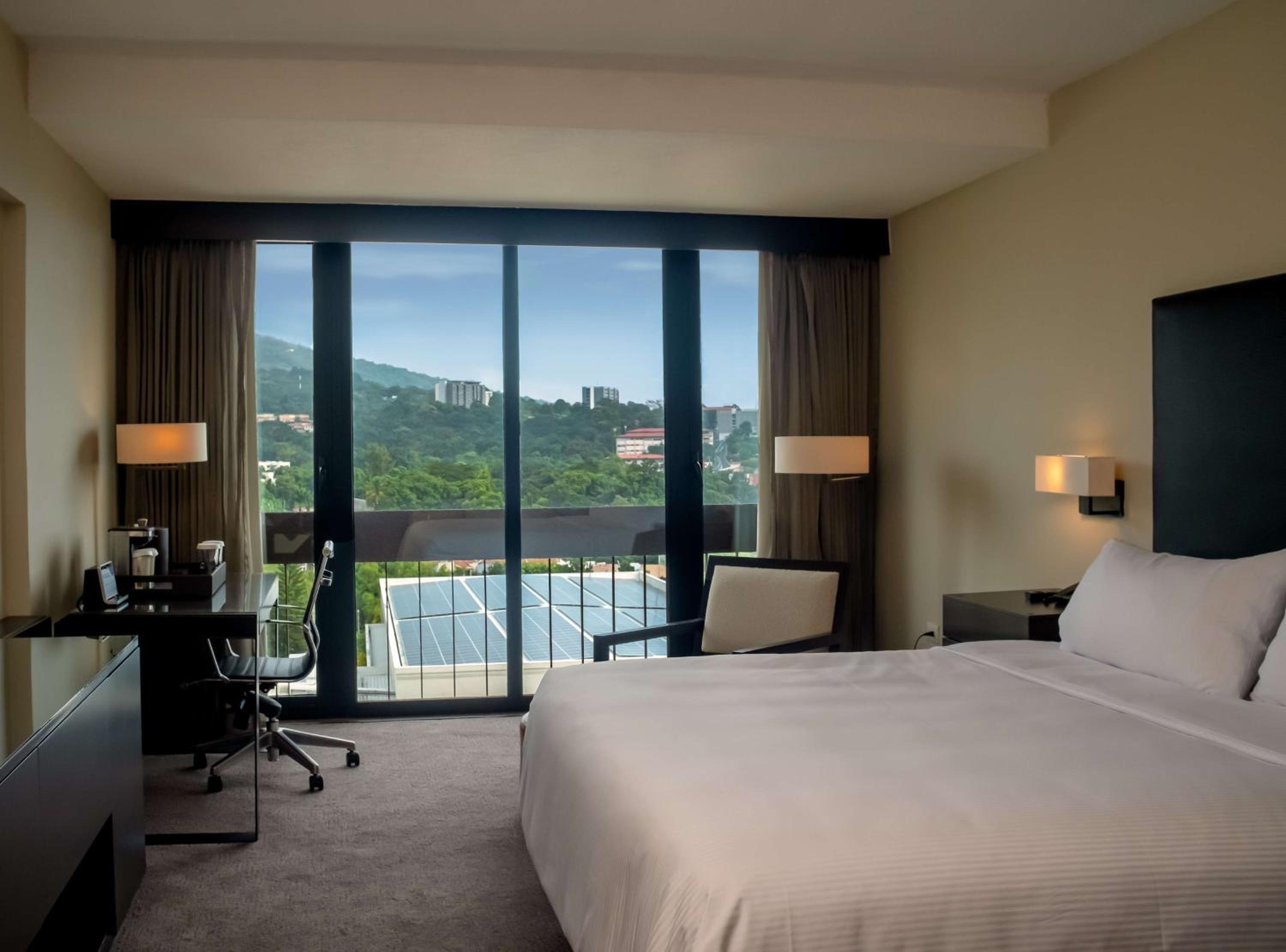 King Room with Volcano View - Executive Floor - Photo 3