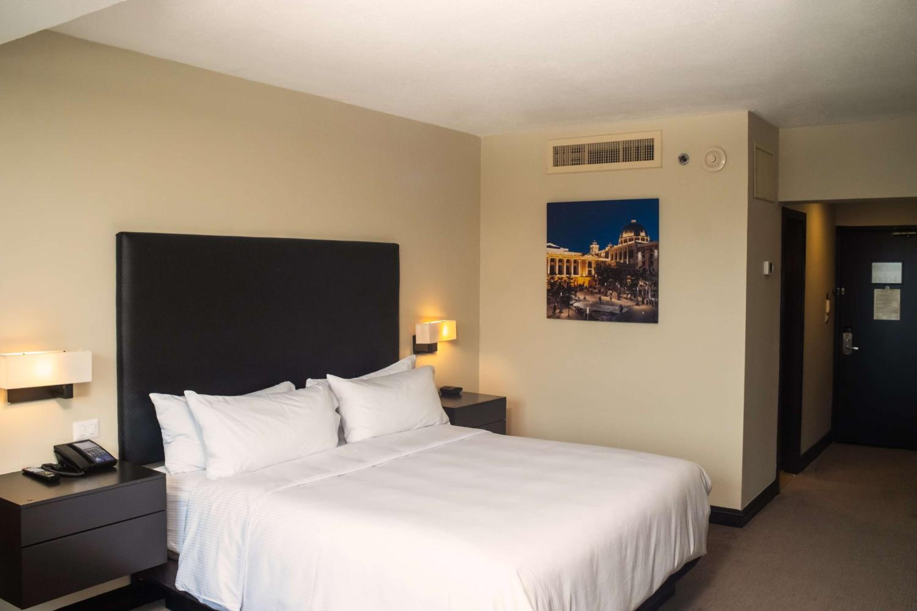 King Room with Volcano View - Executive Floor - Photo 5