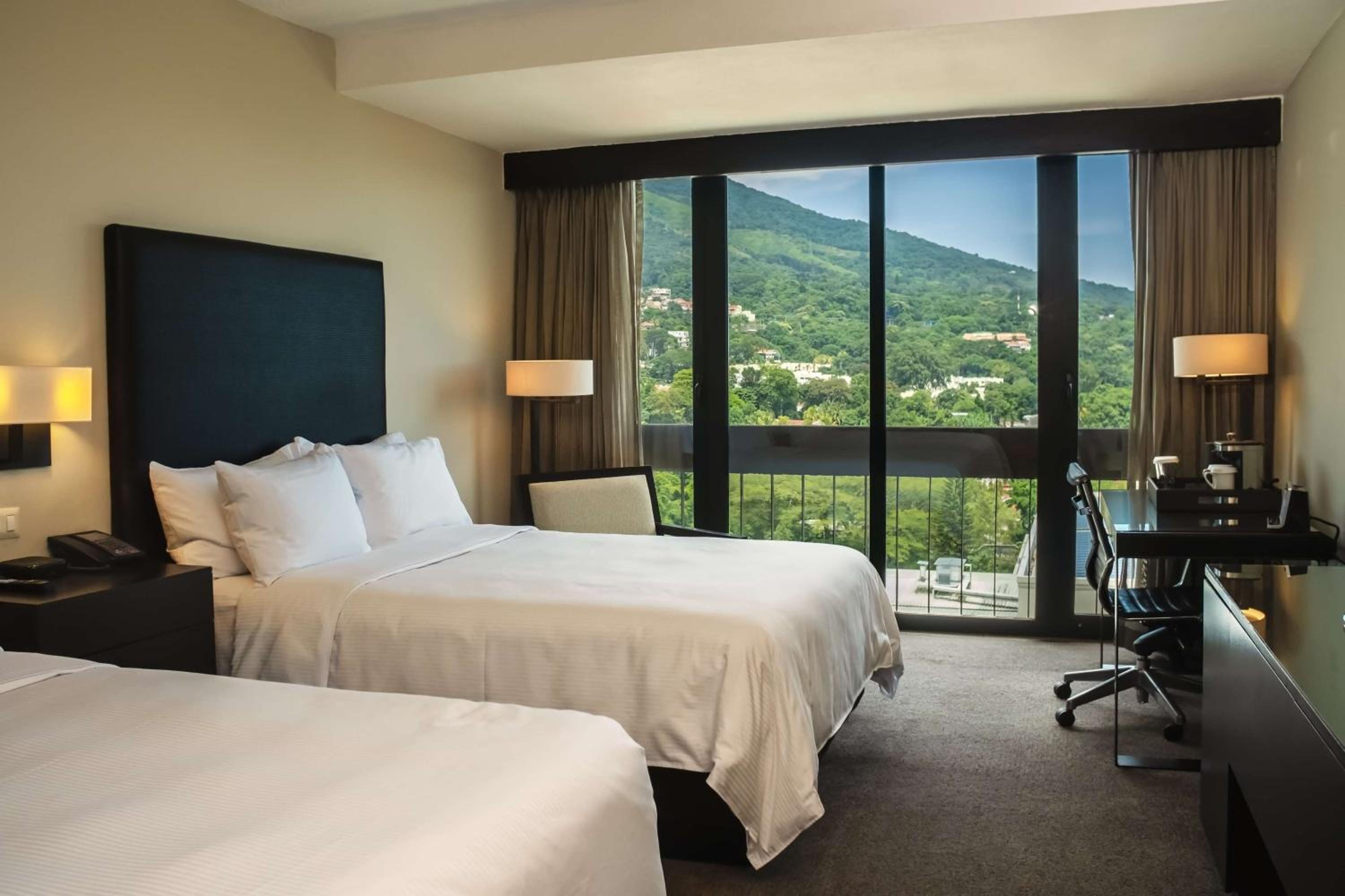 Double Room with Two Double Beds - Non-Smoking - Photo 2