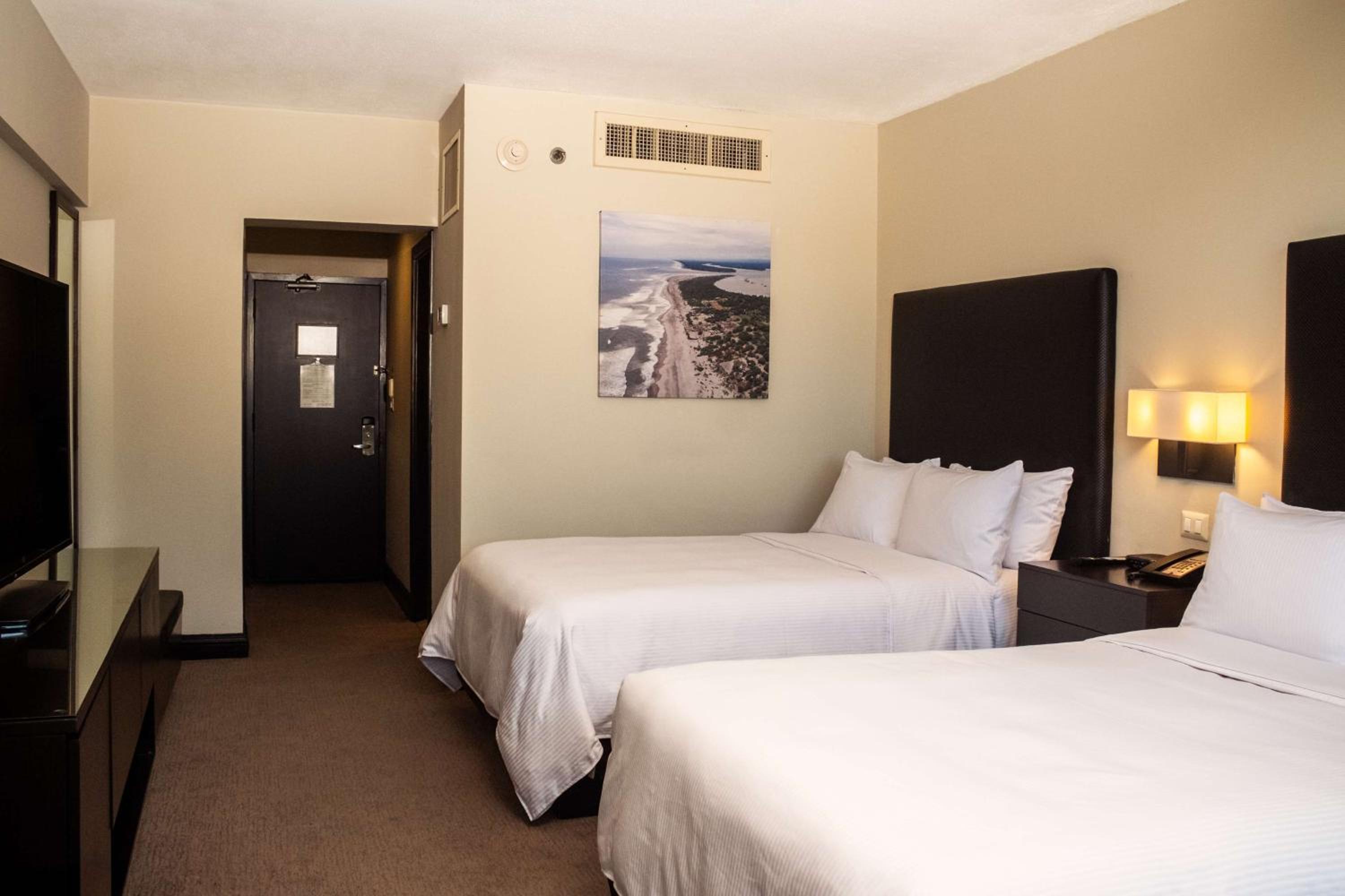 Double Room with Two Double Beds - Non-Smoking - Photo 4