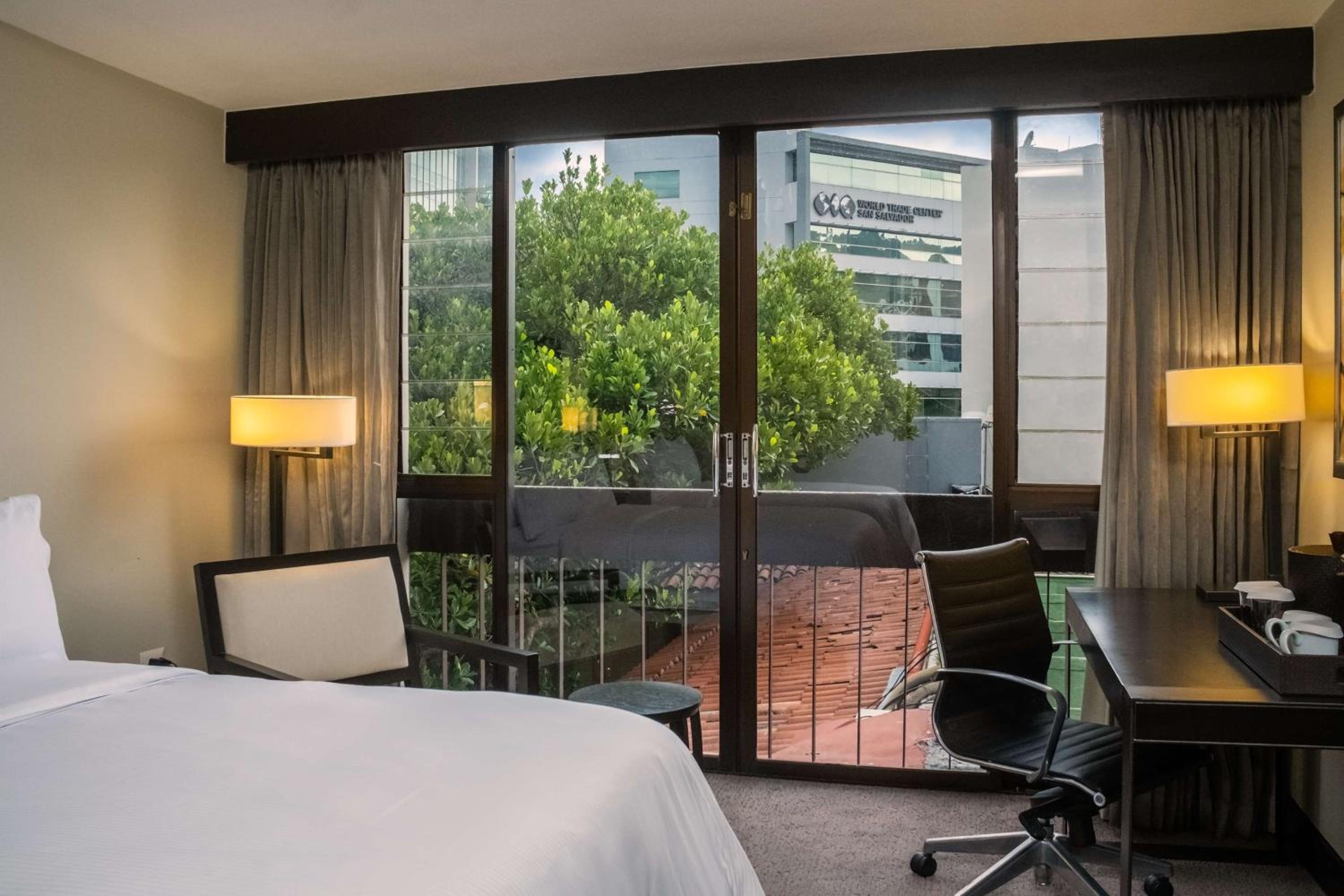 King Room with Volcano View - Executive Floor - Photo 6