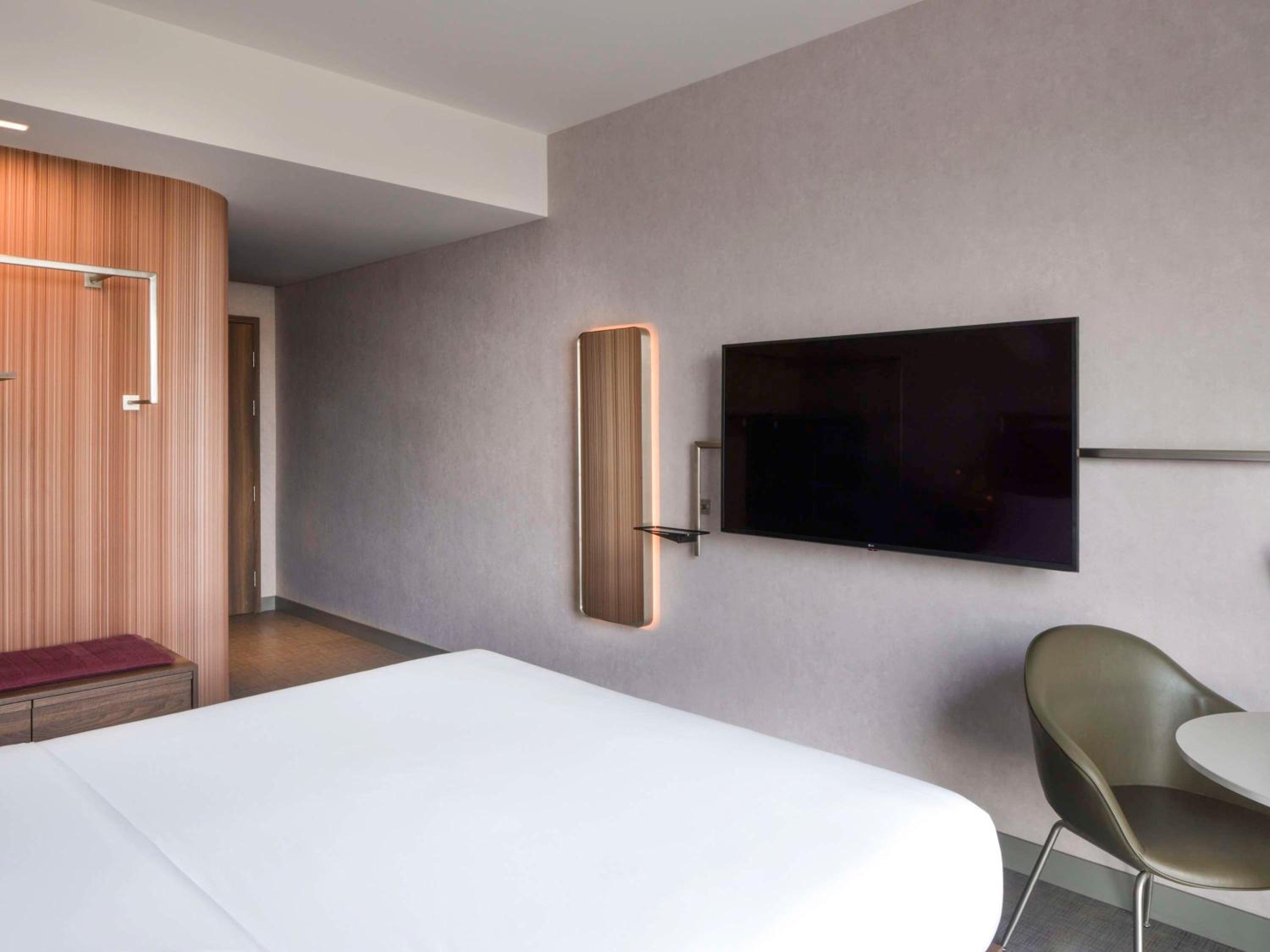 Standard Queen Room with City View - Photo 9