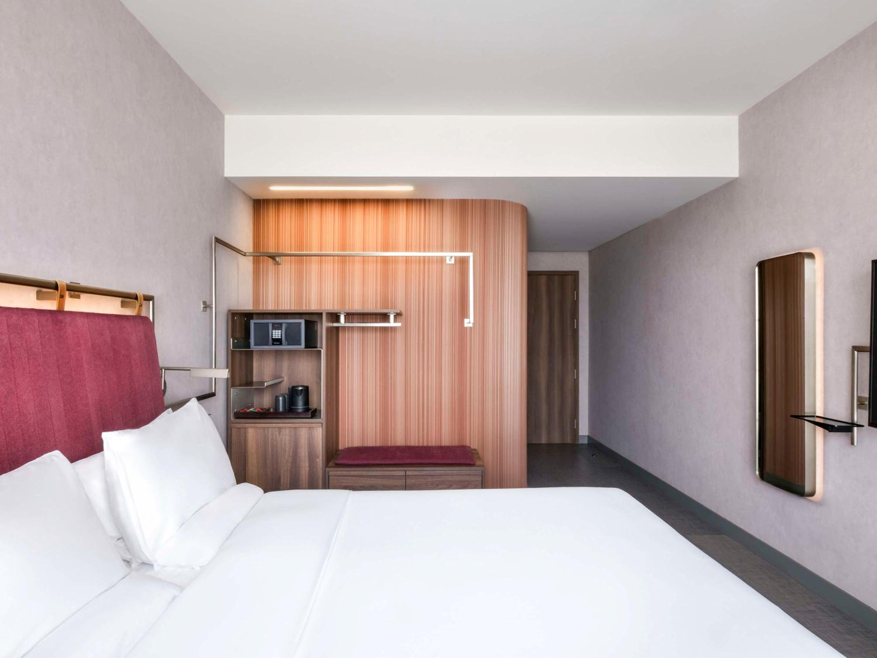 Standard Queen Room with City View - Photo 8