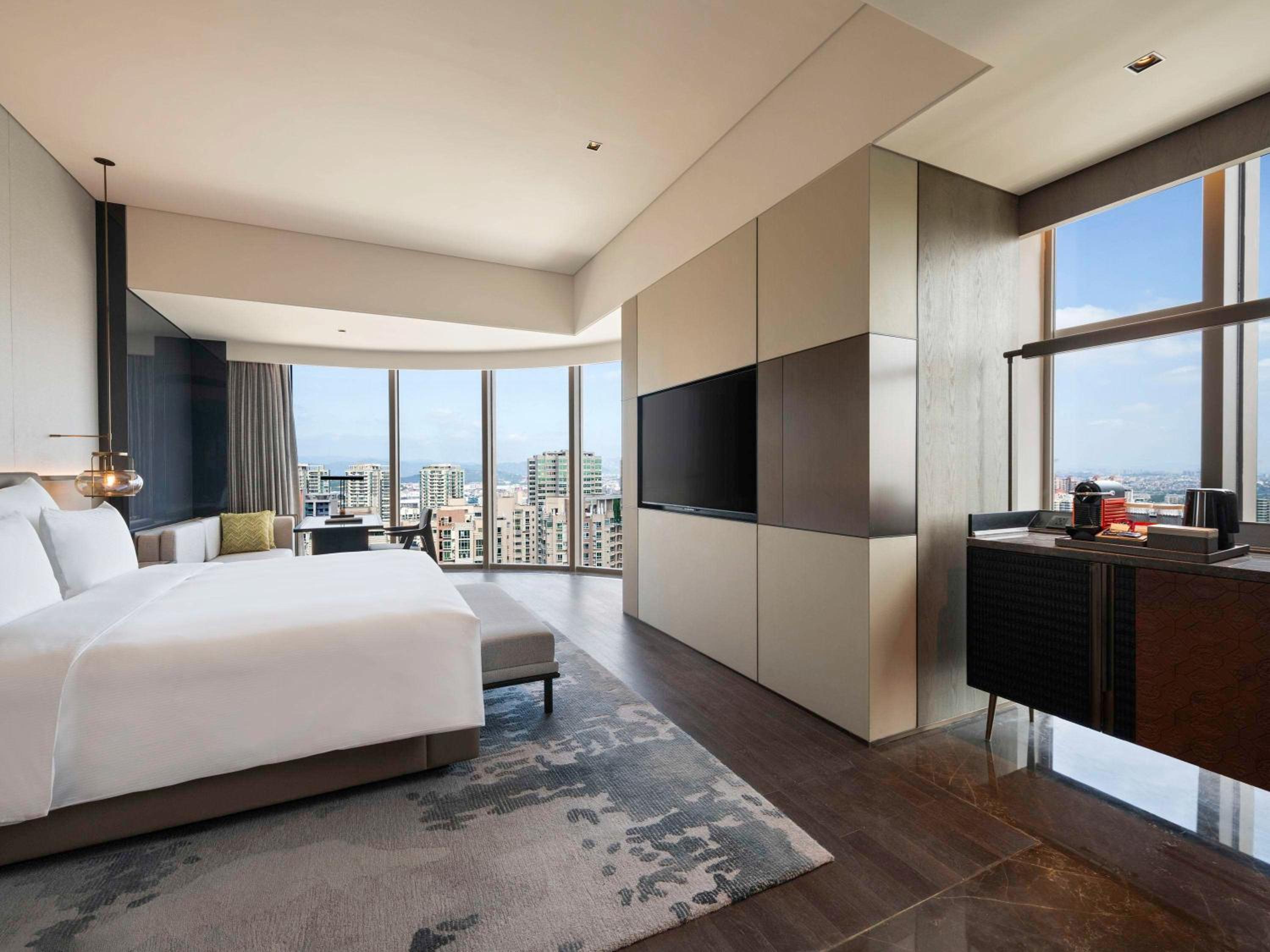 Deluxe King Room with City View photo 2