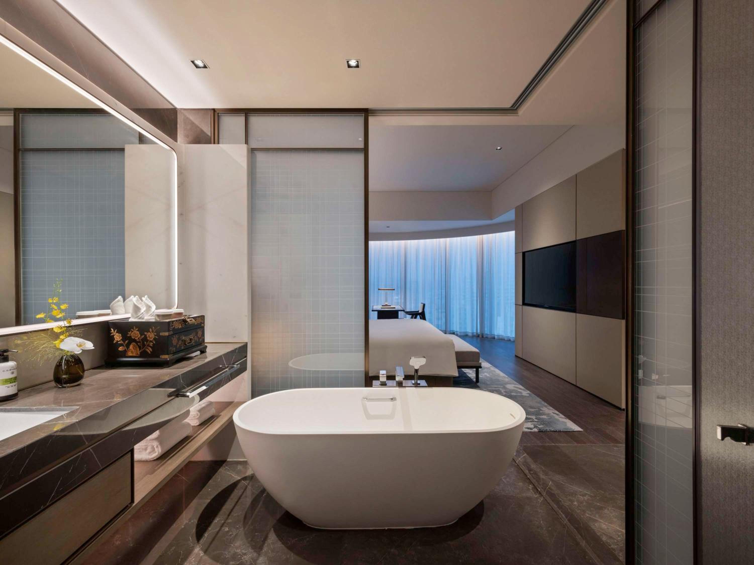 Deluxe King Room with City View photo 3