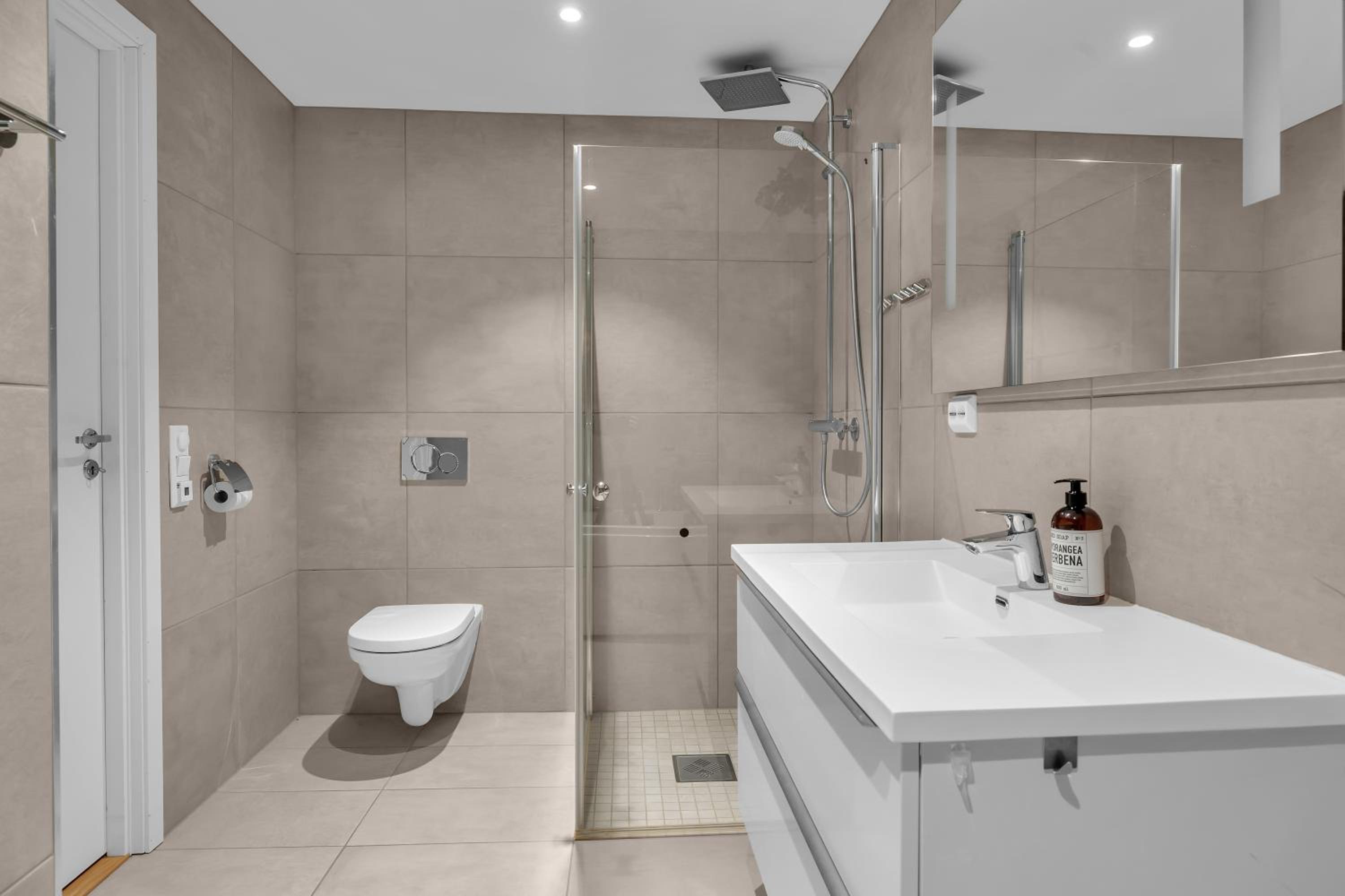 Apartment with Spa Bath - Photo 23