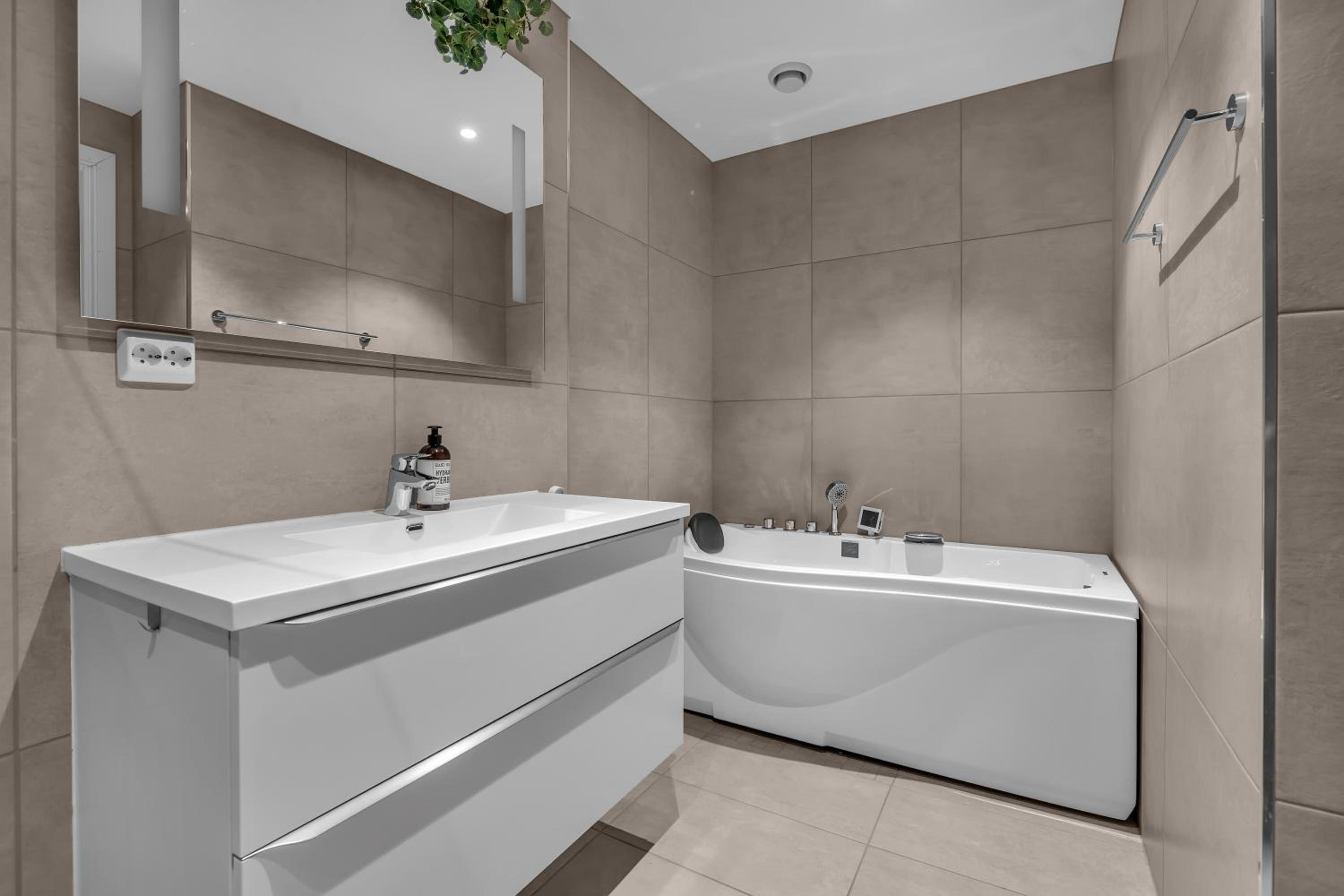 Apartment with Spa Bath - Photo 22