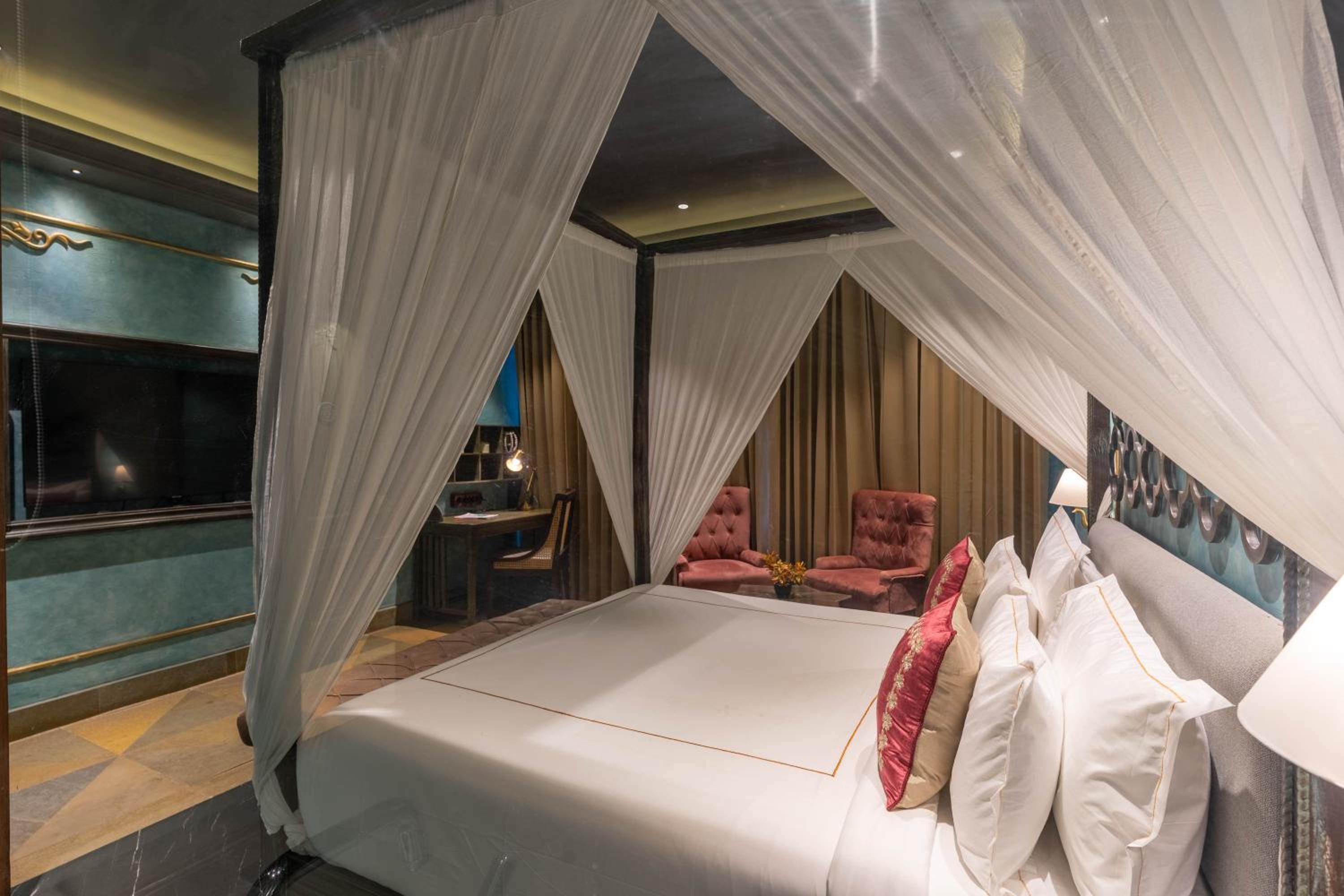 Superior Suite - Photo 7