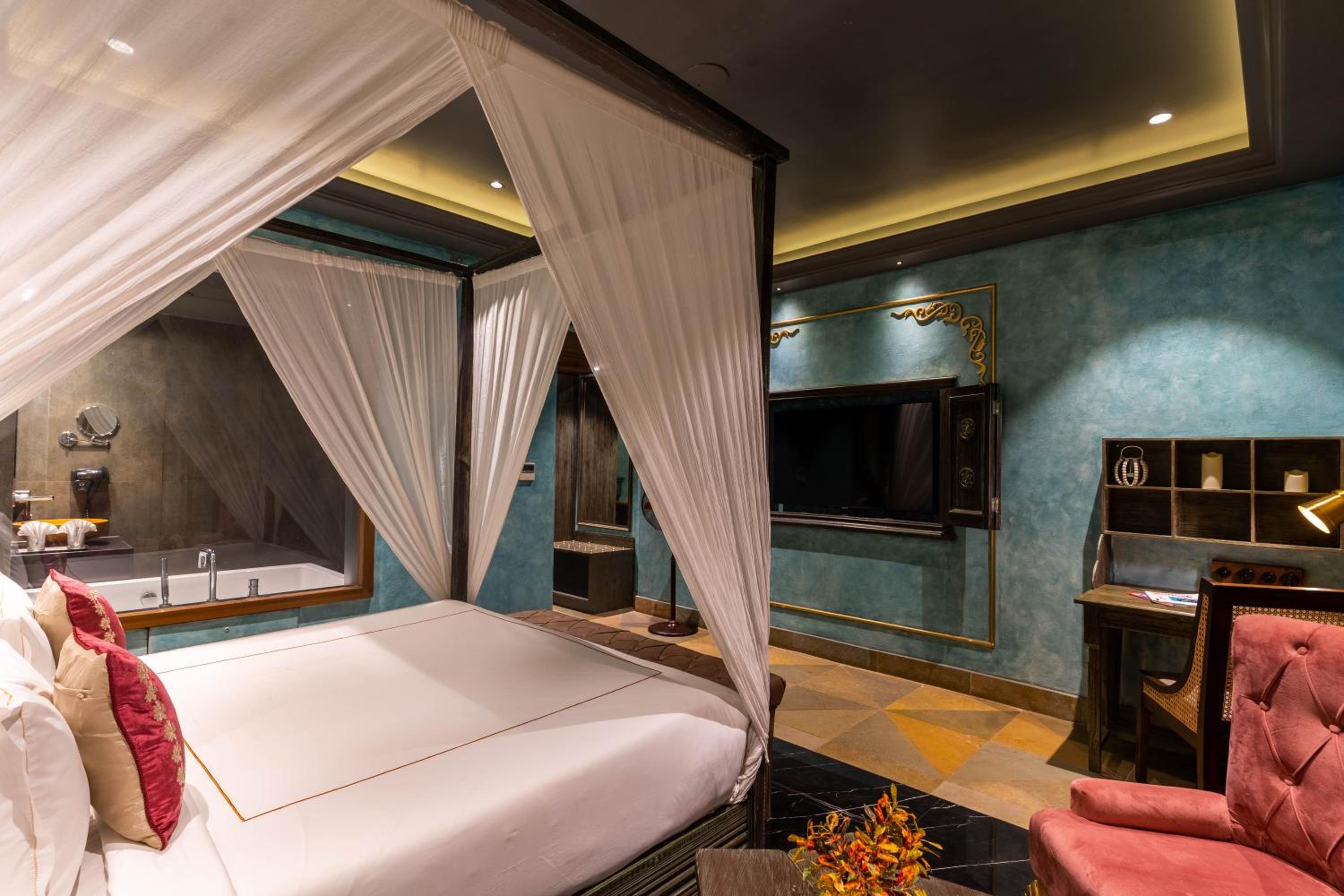 Superior Suite - Photo 11