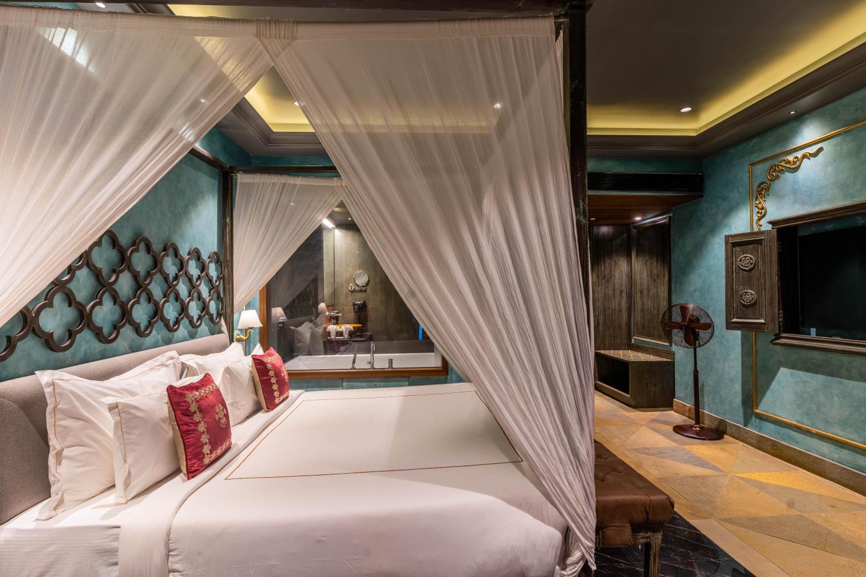 Superior Suite - Photo 17